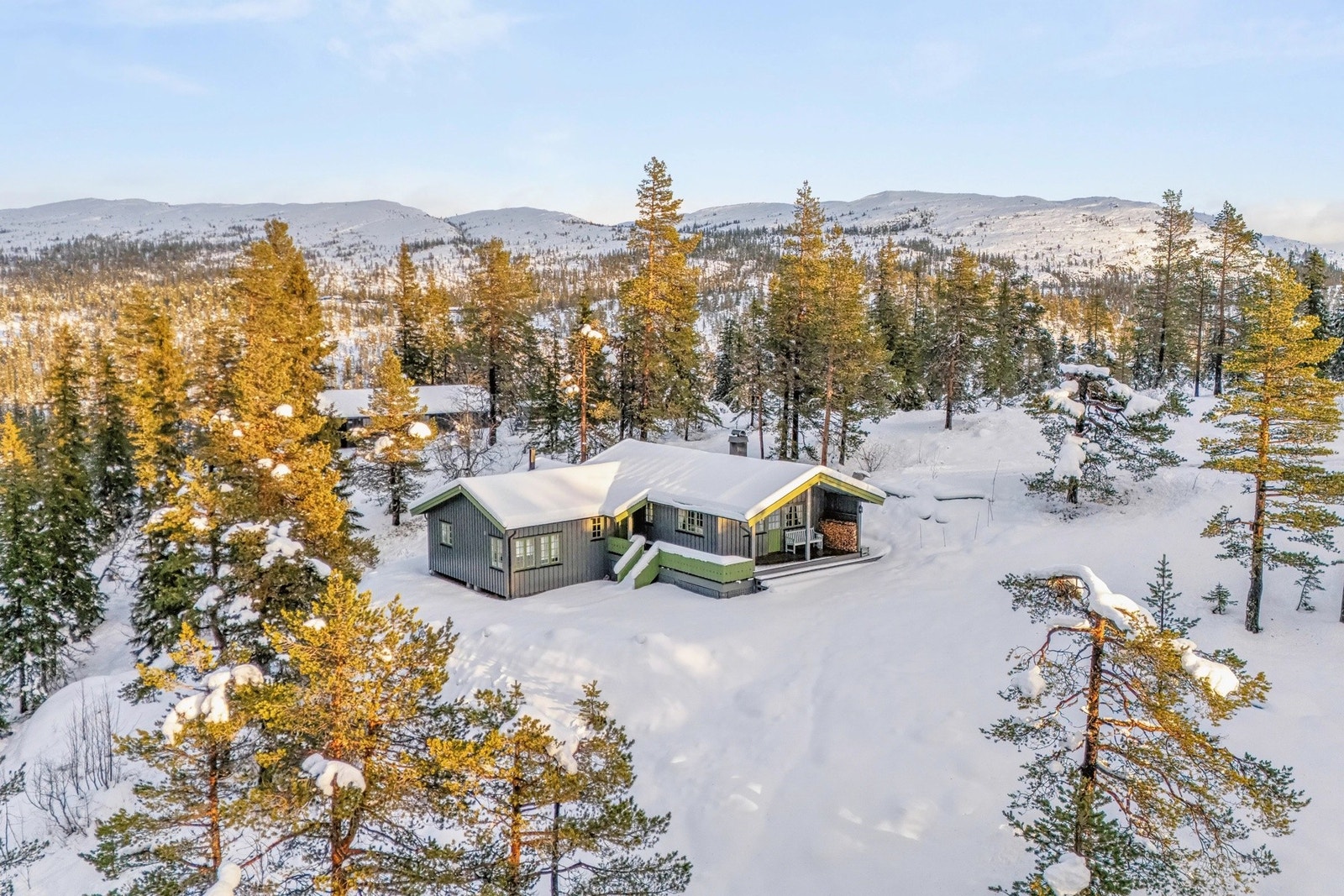 Med skiløypene rett utenfor døra og kort vei til høyfjellet, er dette et ideelt utgangspunkt for både vintereventyr og fotturer året rundt. Galleribilde