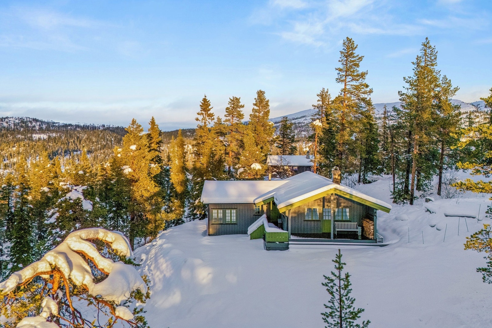 En sjarmerende fjellhytte som byr på ekte hytteidyll i vakre og fredelige omgivelser. Galleribilde
