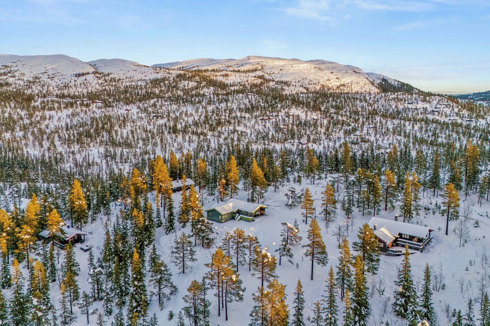 Hytta ble påbygd i 2003 og har god plass til både familie og gjester. Galleribilde