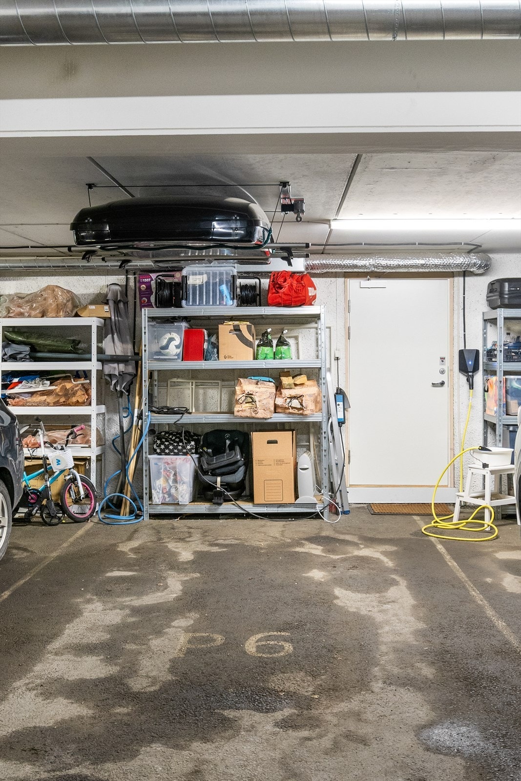 Til boligen medfølger garasjeplass med lader. Lagringsmuligheter i reol bak parkering. Boligen disponerer i tillegg en stor del av fellesbod i garasjen Galleribilde