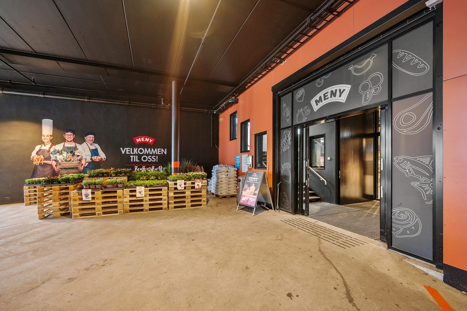 Her finner du også en nyopprettet kafé, Meny-butikk, apotek og hundebutikk, som gjør området både sosialt og praktisk Galleribilde