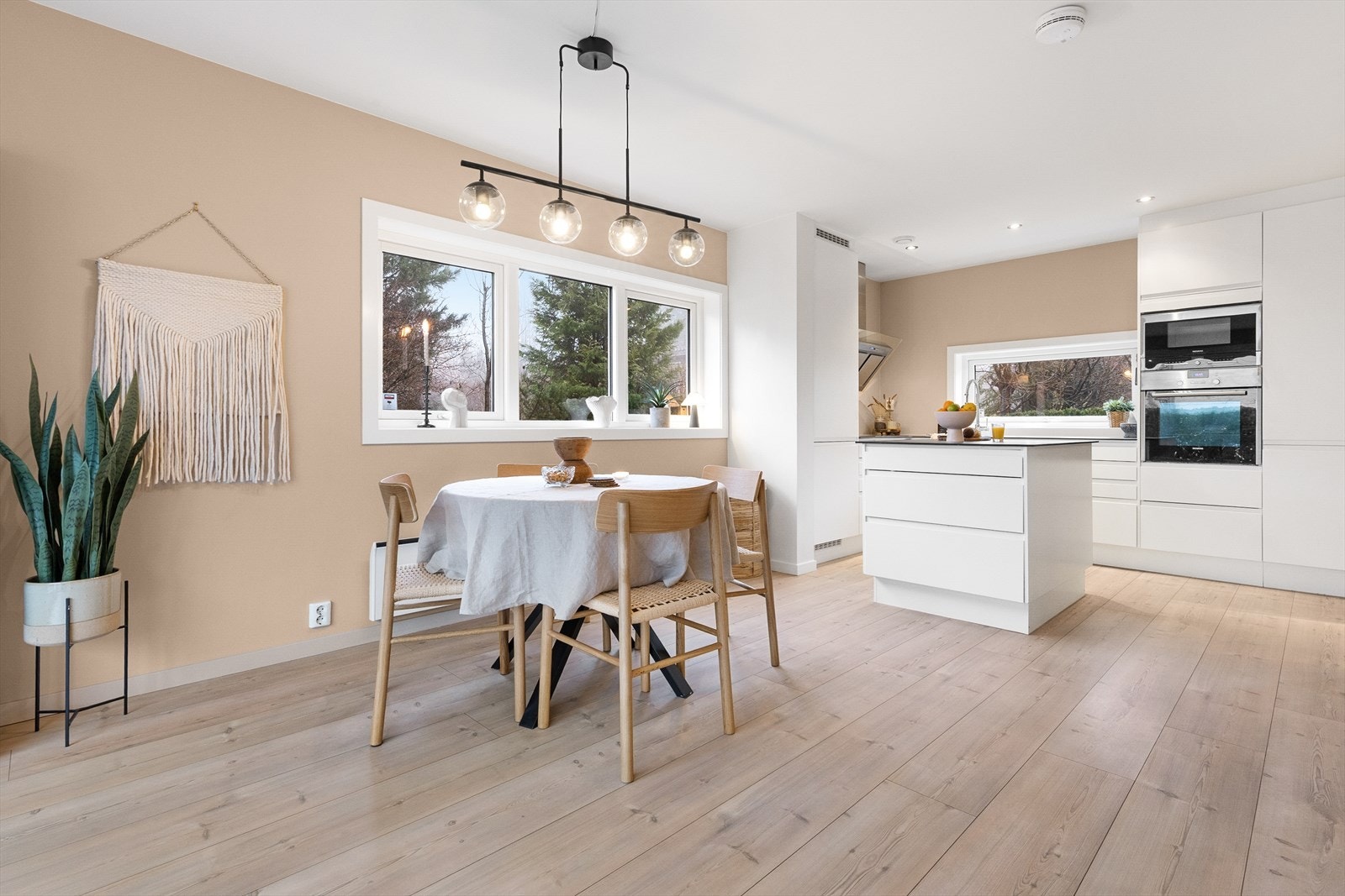 God plass til sofagruppe, spisebord, samt medie- og oppbevaringsmøbelement Galleribilde