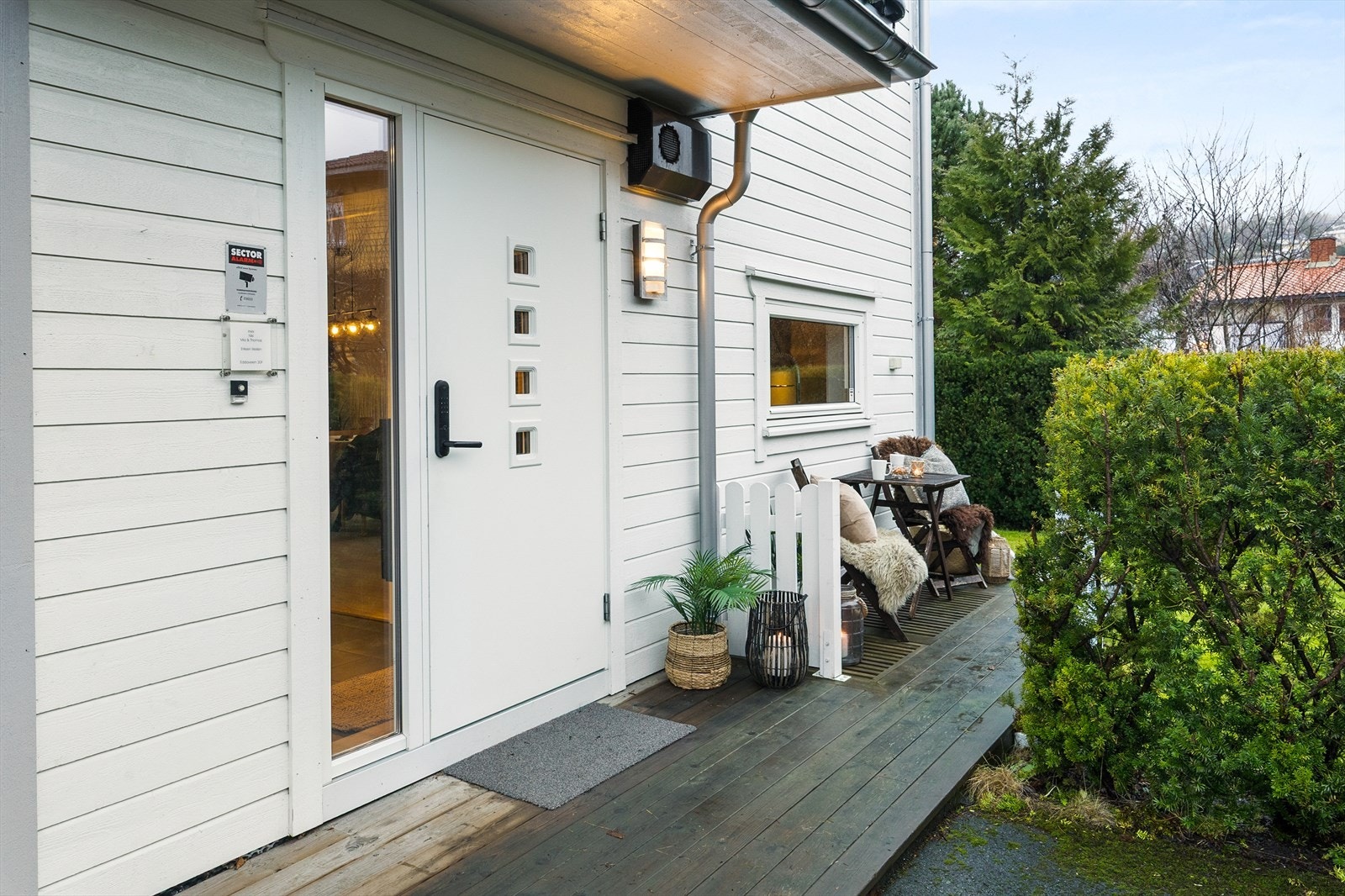 Ytterdøren har glassfelt og elektronisk kodelås Galleribilde