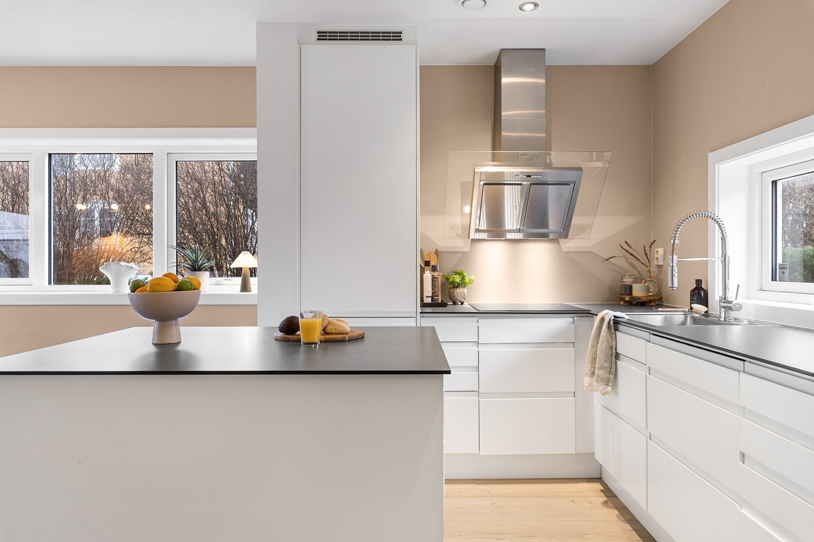 Enderekkehus med vestvendt terrasse og hage i et svært attraktivt boligområde Galleribilde