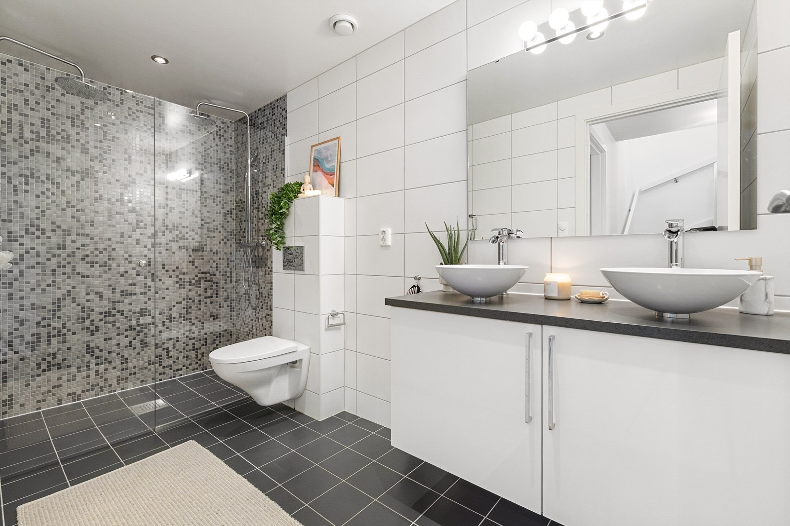 Helfliset bad i 2. etasje med varmekabler i gulv og downlights i himling Galleribilde