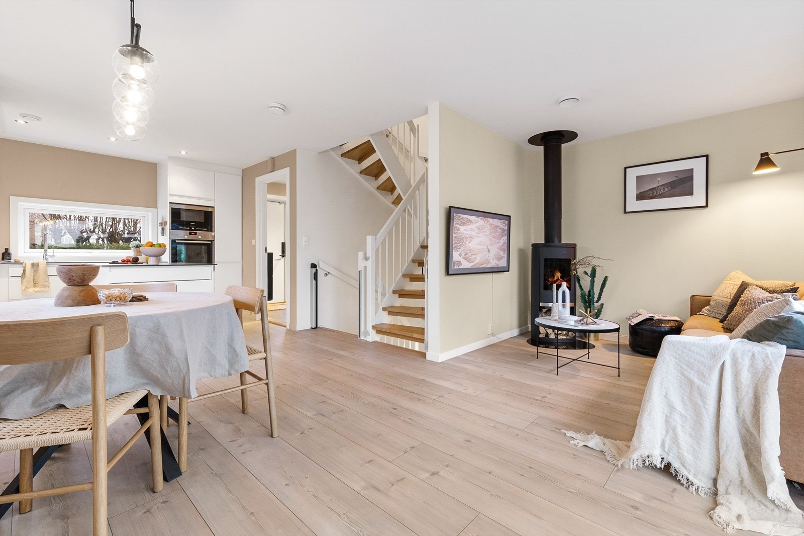 Veggflatene er malt i duse, tidløse fargetoner - noe som er gjennomgående i hele boligen. Alle rom ble malt i 2023, samtidig som nytt gulv ble lagt Galleribilde