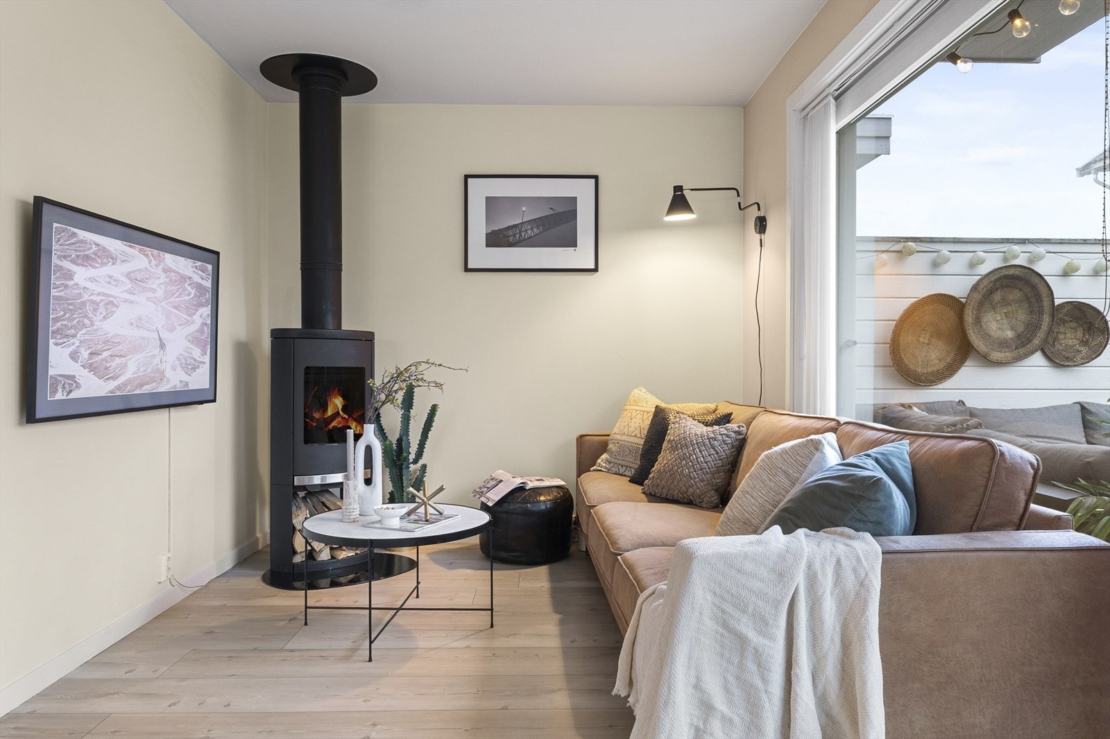 Stuen er romslig med flere soner, hvilket gir fleksibilitet med tanke på møblering Galleribilde