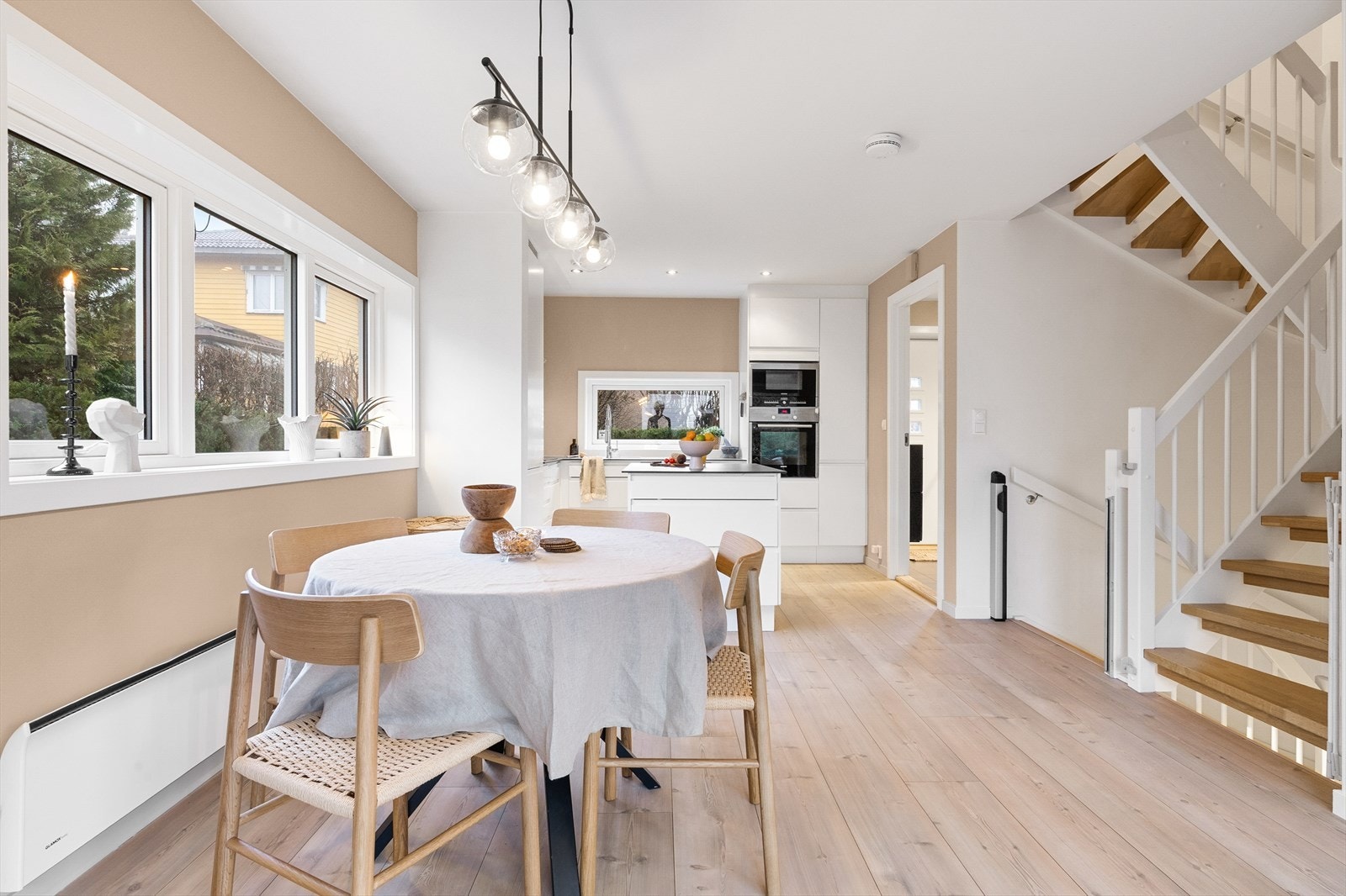 Boligen holder gjennomgående god standard og har en familievennlig planløsning over fire etasjer Galleribilde