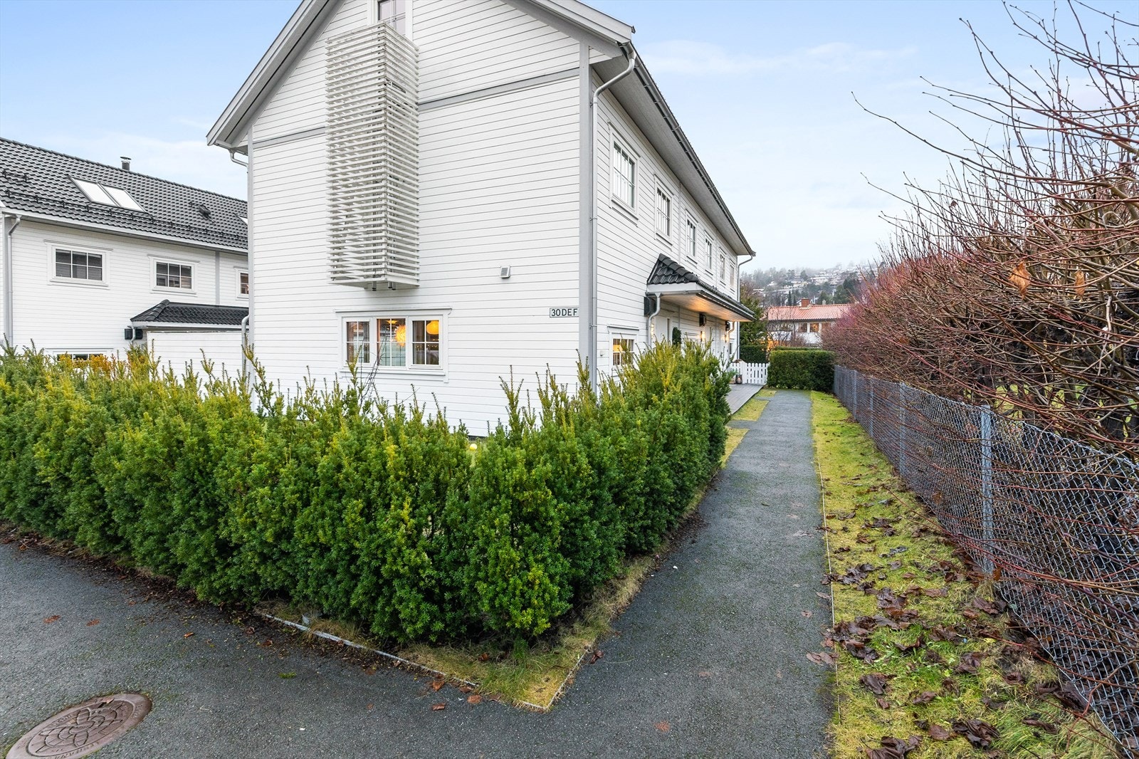 Lite sameie med godt naboskap og sosiale fellesaktiviteter. Barnevennlig tunmiljø med nærhet til lekeplass (Vestre Holmen vel) og Gressbanen Galleribilde