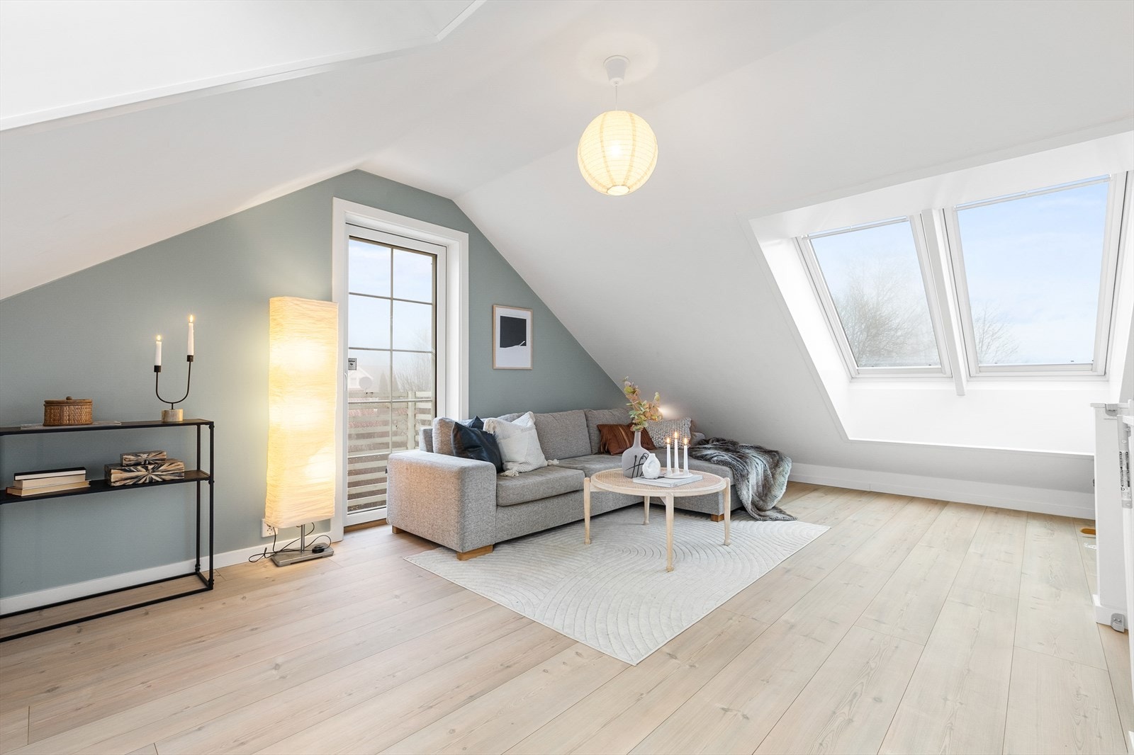 Stuen har 1-stavs gulv, lysmalte veggflater og skråtak med takvinduer. Det er i tillegg rømningsvei fra stuen med egen dør til utvendig, innkasset stige Galleribilde