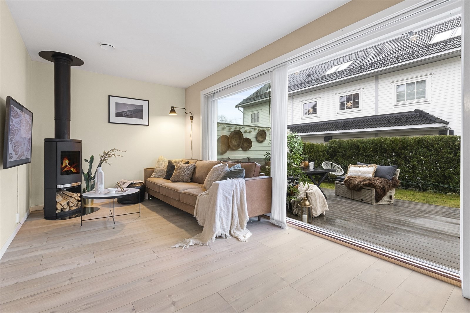 Stuen har lekkert enstavs gulv (2023), malte veggflater og peis Galleribilde