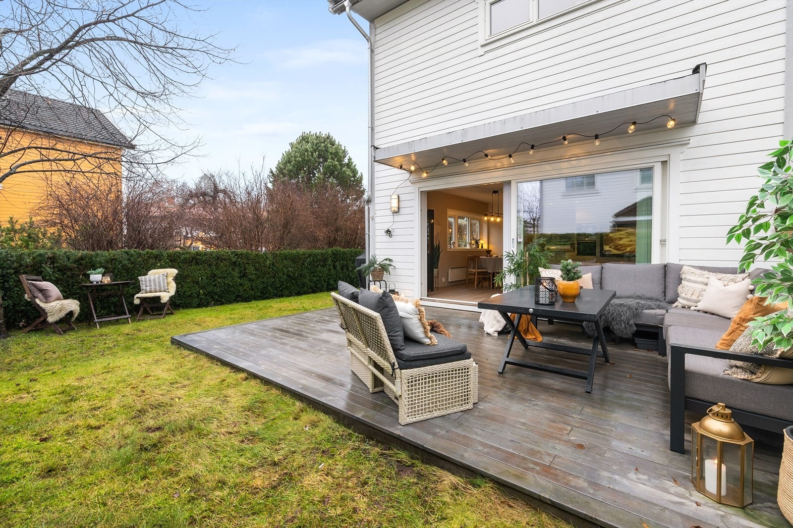 Boligen ligger i enden av rekken med hage på to sider Galleribilde