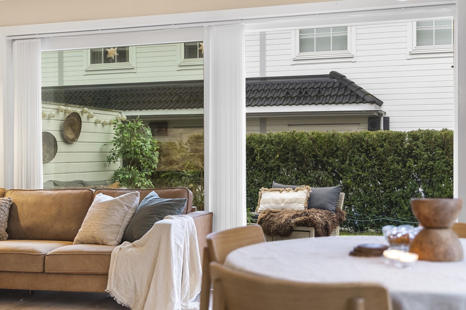 Vindusflater mot tre himmelretninger sikrer meget gode lysforhold og fin romfølelse Galleribilde