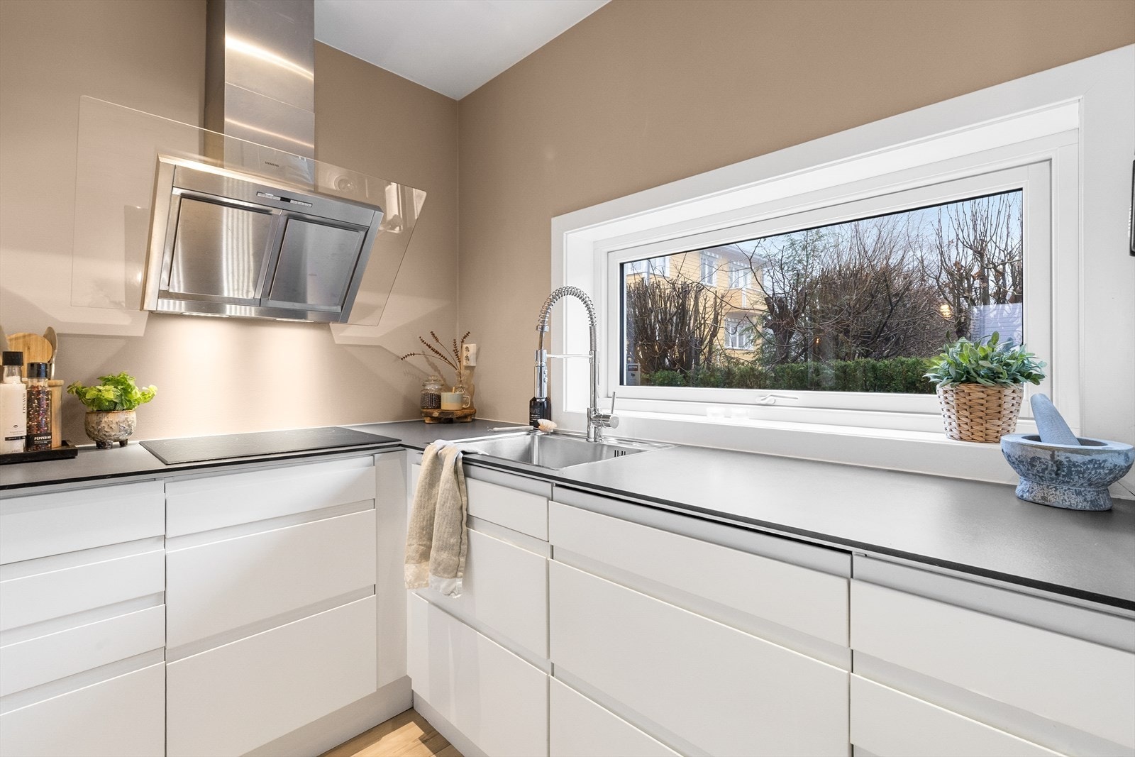 Kjøkkenet er praktisk utformet med store arbeidsflater og gode oppbevaringsmuligheter Galleribilde