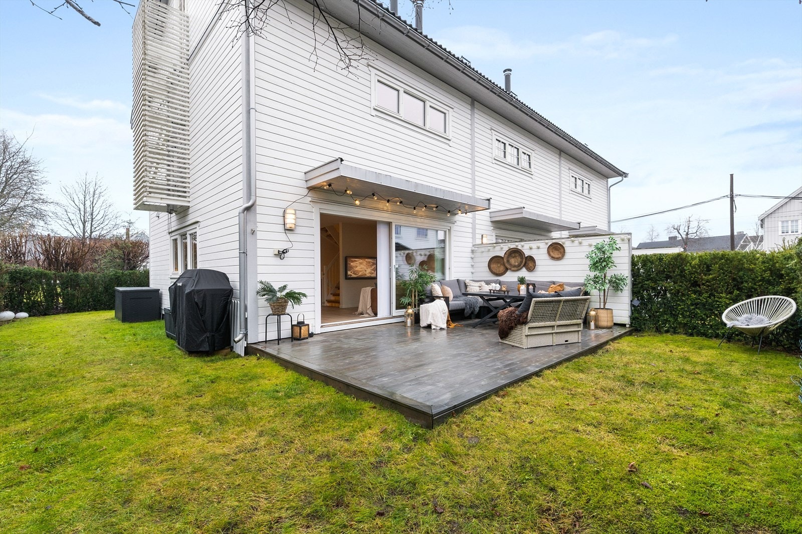 Boligen har en barnevennlig og idyllisk hage med gode solforhold og fredfulle soner Galleribilde