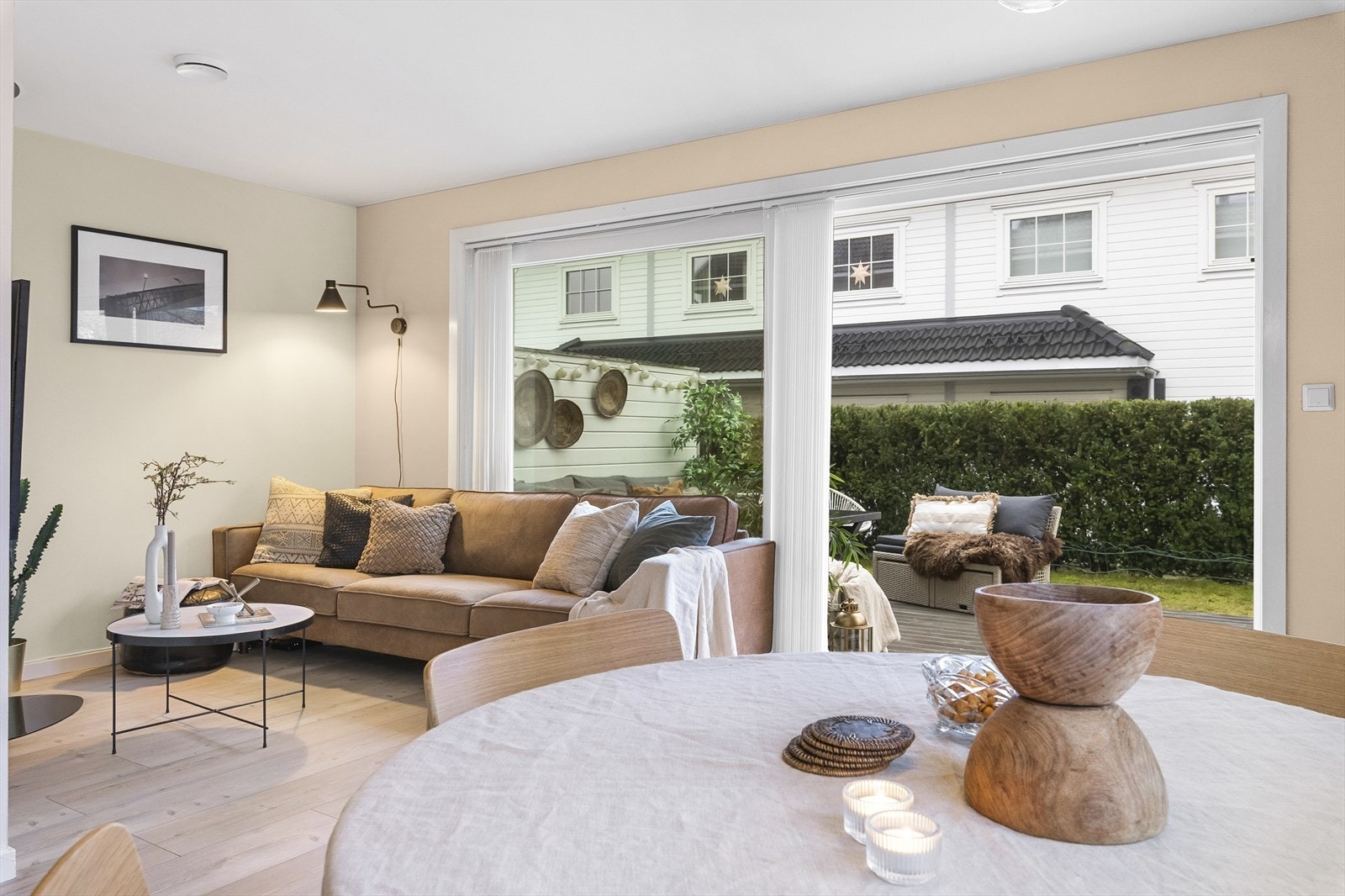 Fra stuen er det utgang til terrasse og hage - en naturlig forlengelse av stuen i vår- og sommerhalvåret Galleribilde