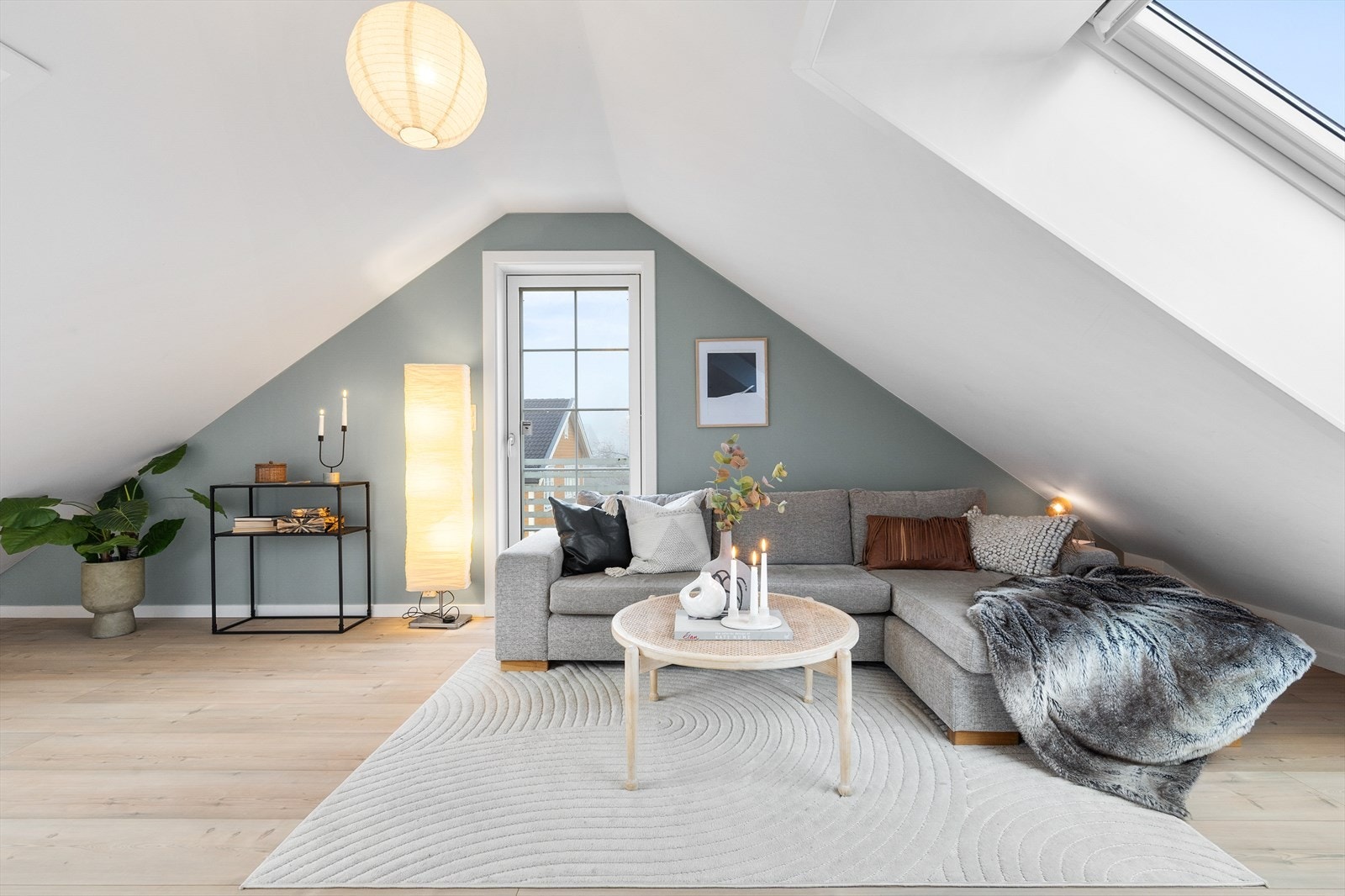 Stor og luftig stue i 2. etasje med pene overflater og masse lys Galleribilde