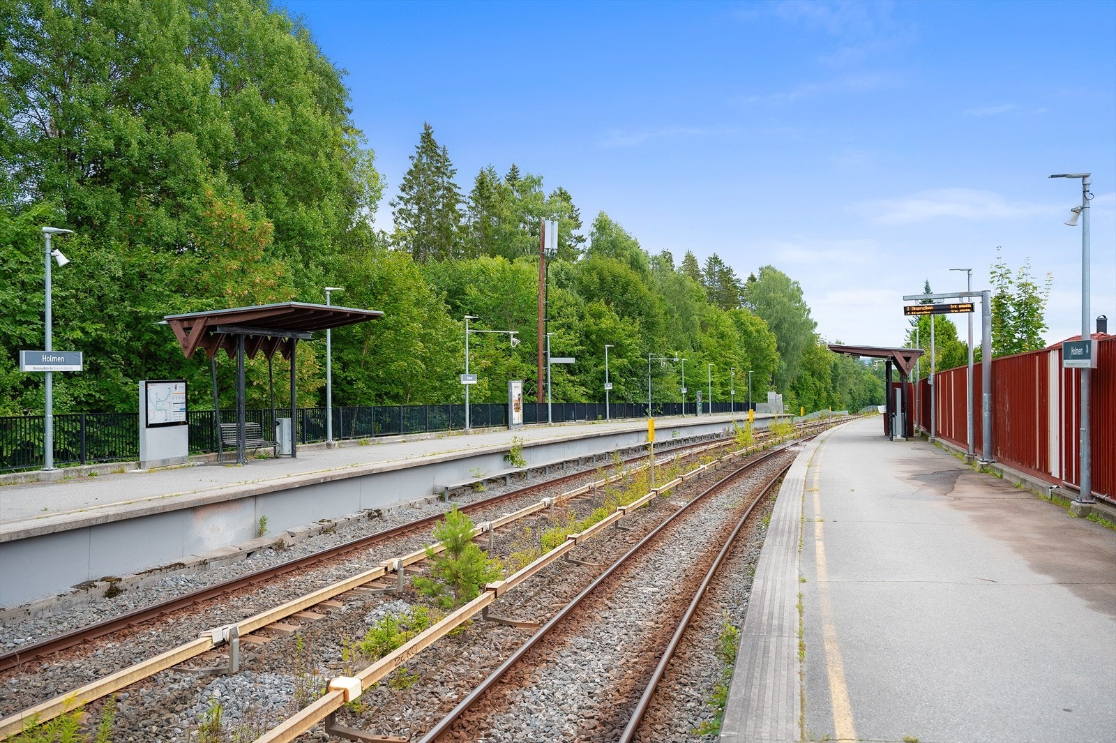 Kollektivtilbudet er godt dekket med kun to minutters gange til buss og ca. åtte minutters gange til Holmen T-banestasjon Galleribilde