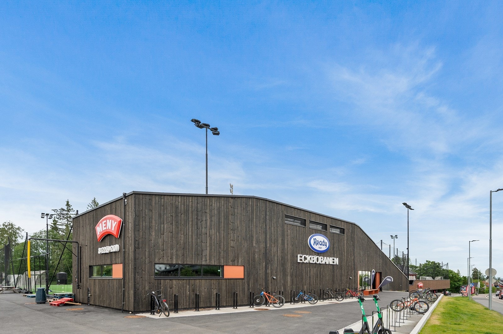 Det er kort gangavstand til Gressbanen - et populært samlingspunkt med fotball om sommeren og skøyter om vinteren Galleribilde