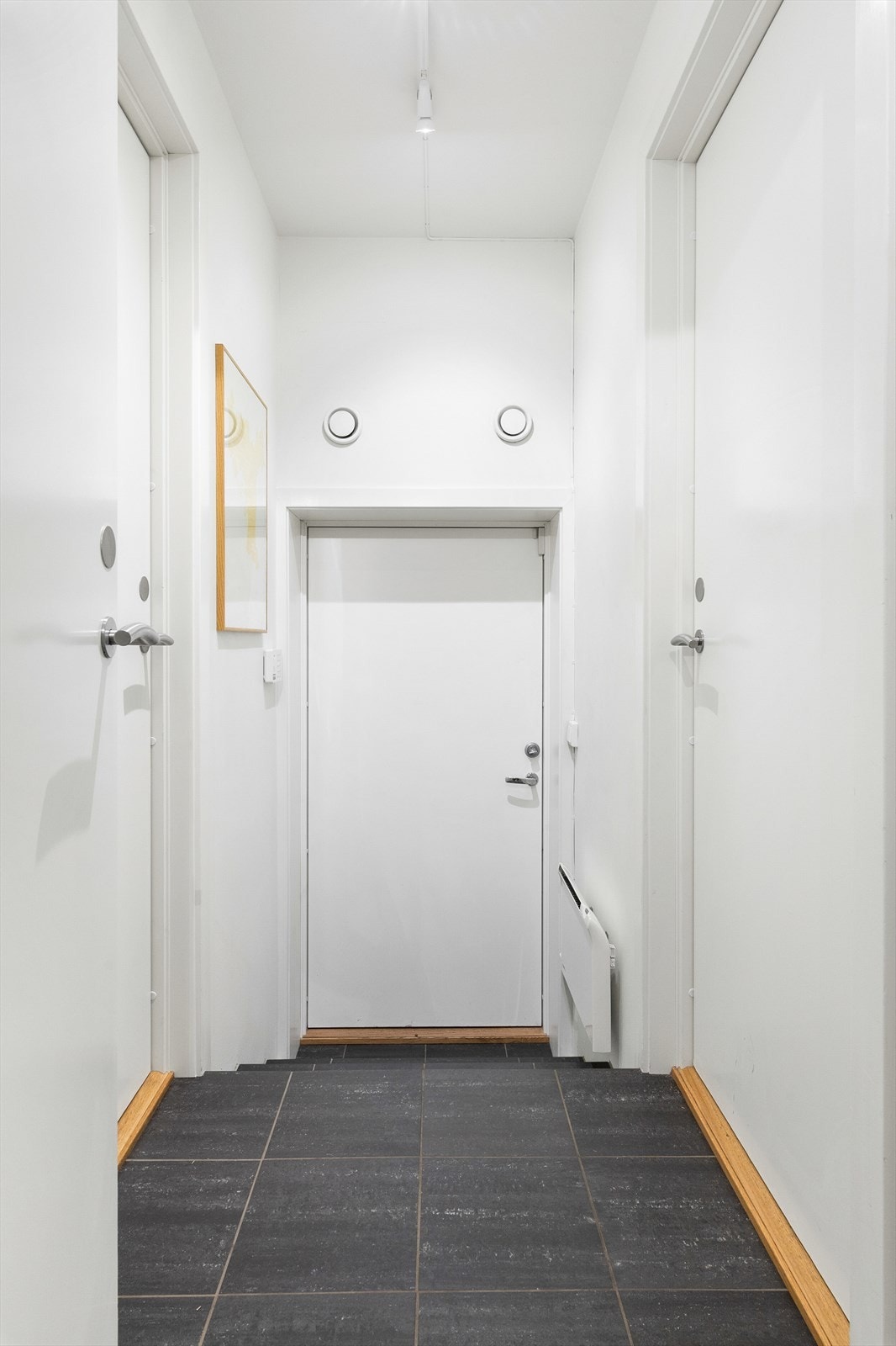 Fra boligen er det direkte, tørrskodd adkomst til garasjeanlegget. Praktisk når man kommer hjem med handleposer, bagasje eller skal pakke til helgeturen Galleribilde