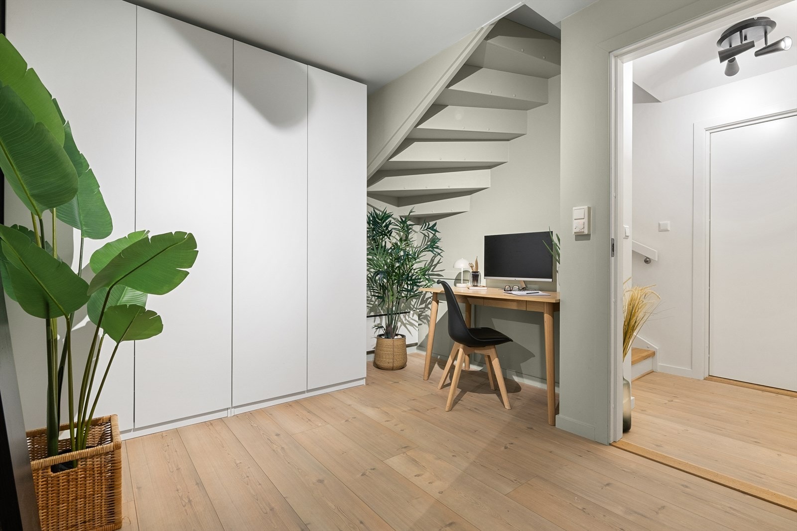 Rommet har 1-stavs gulv, varmekabler i gulv og malte veggflater. Oppbevaringsmuligheter i praktiske garderobeskap og under trappen Galleribilde