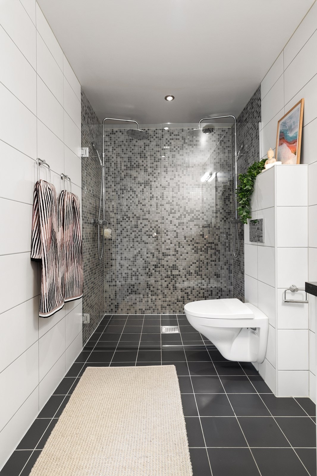 Innredet med vegghengt toalett. baderomsinnredning med to servanter og stor dusjnisje med dobbel regnfallsdusj Galleribilde