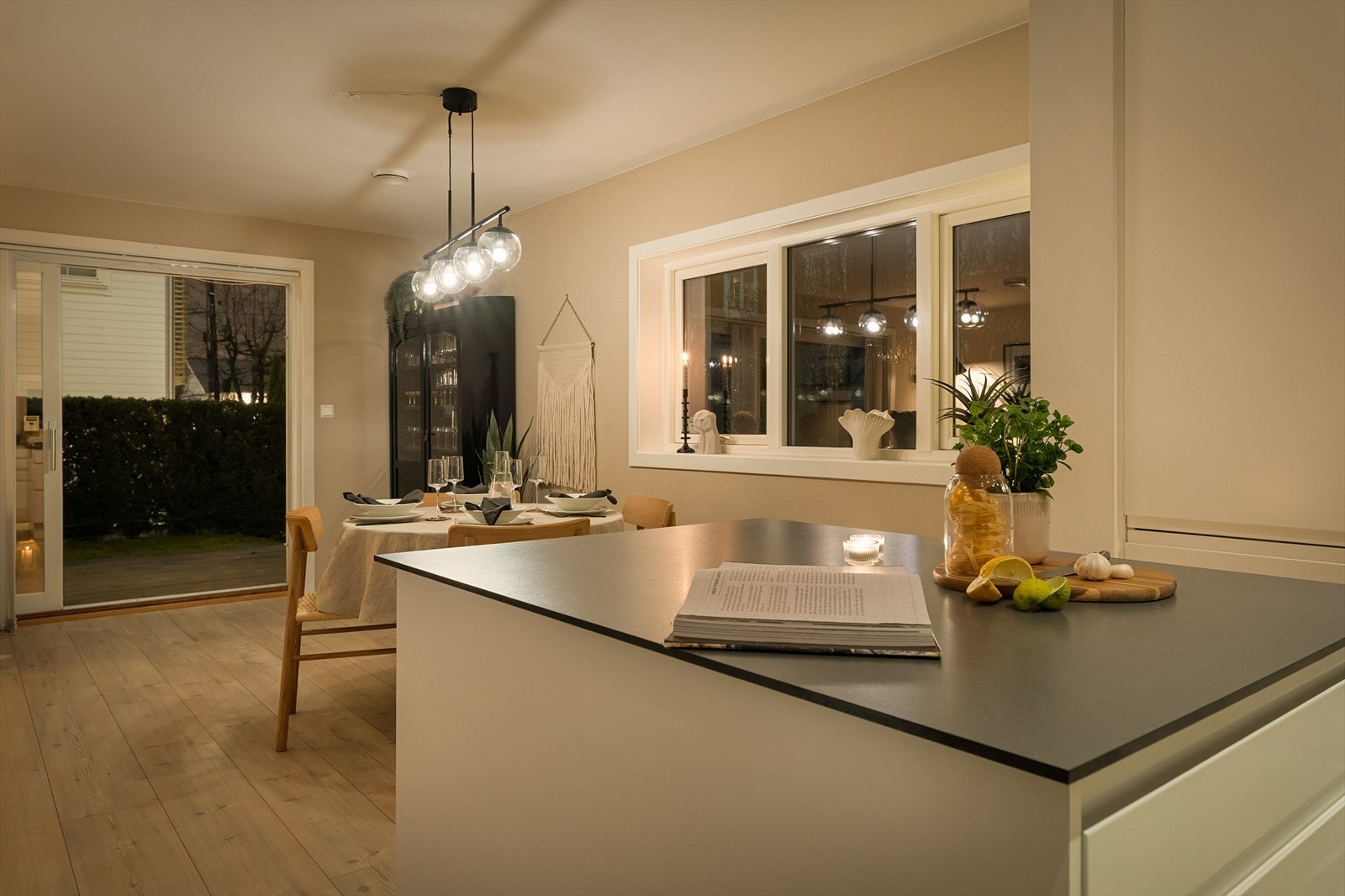 Boligen ligger i et hyggelig tunmiljø med hyggelig atmosfære og lav terskel for sosialt samvær Galleribilde