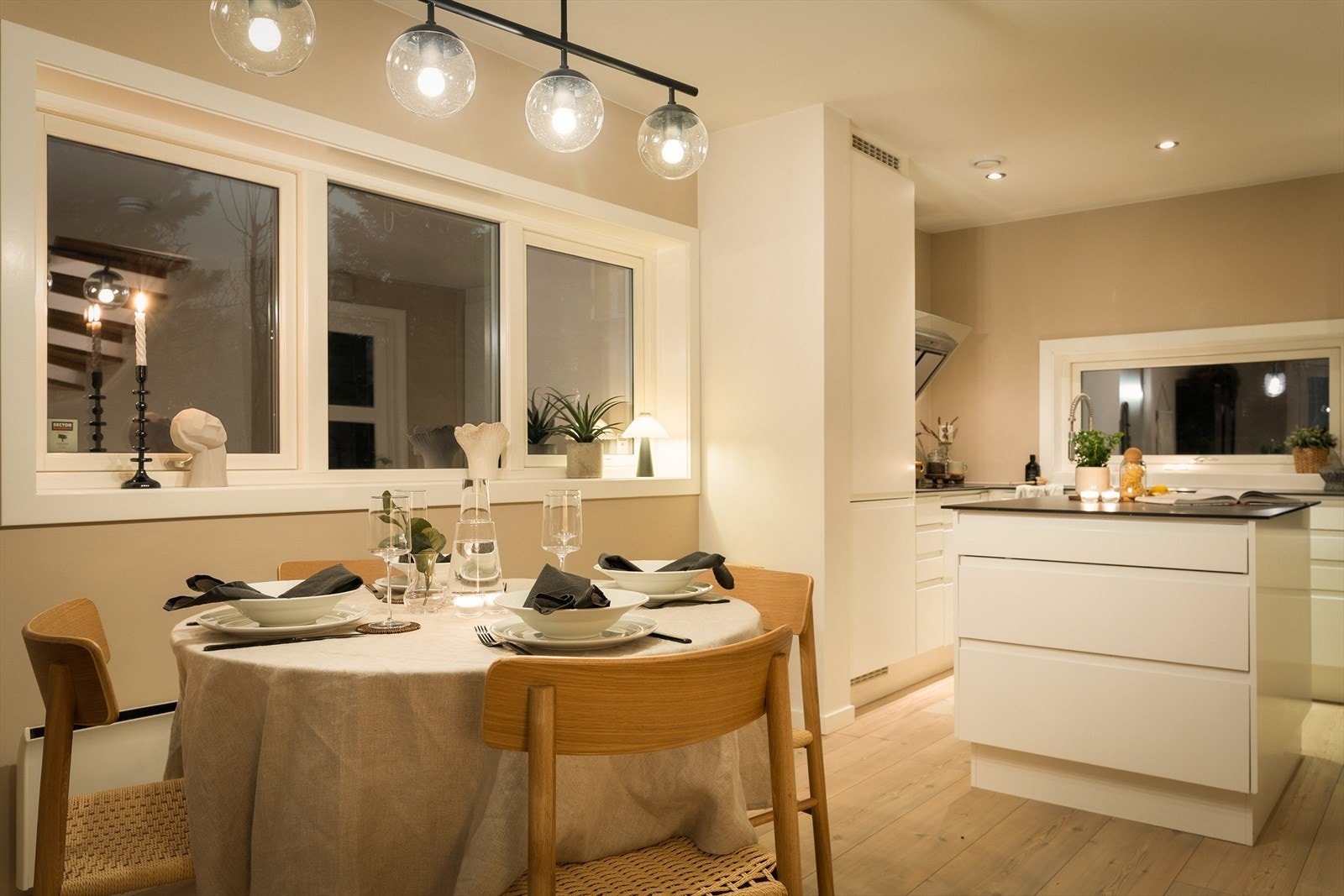 Kveldsstemning i stue/kjøkken Galleribilde