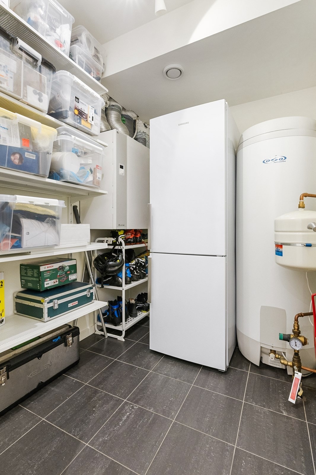 Teknisk rom i kjelleretasje med oppbevaringsmuligheter Galleribilde