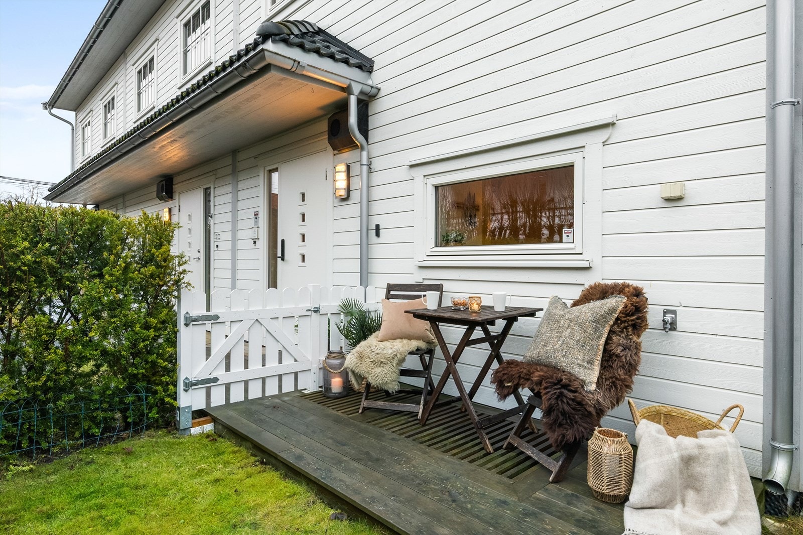 Boligen har adkomst fra et pent opparbeidet og hyggelig inngangsparti med morgensol og plass til en liten sittegruppe Galleribilde