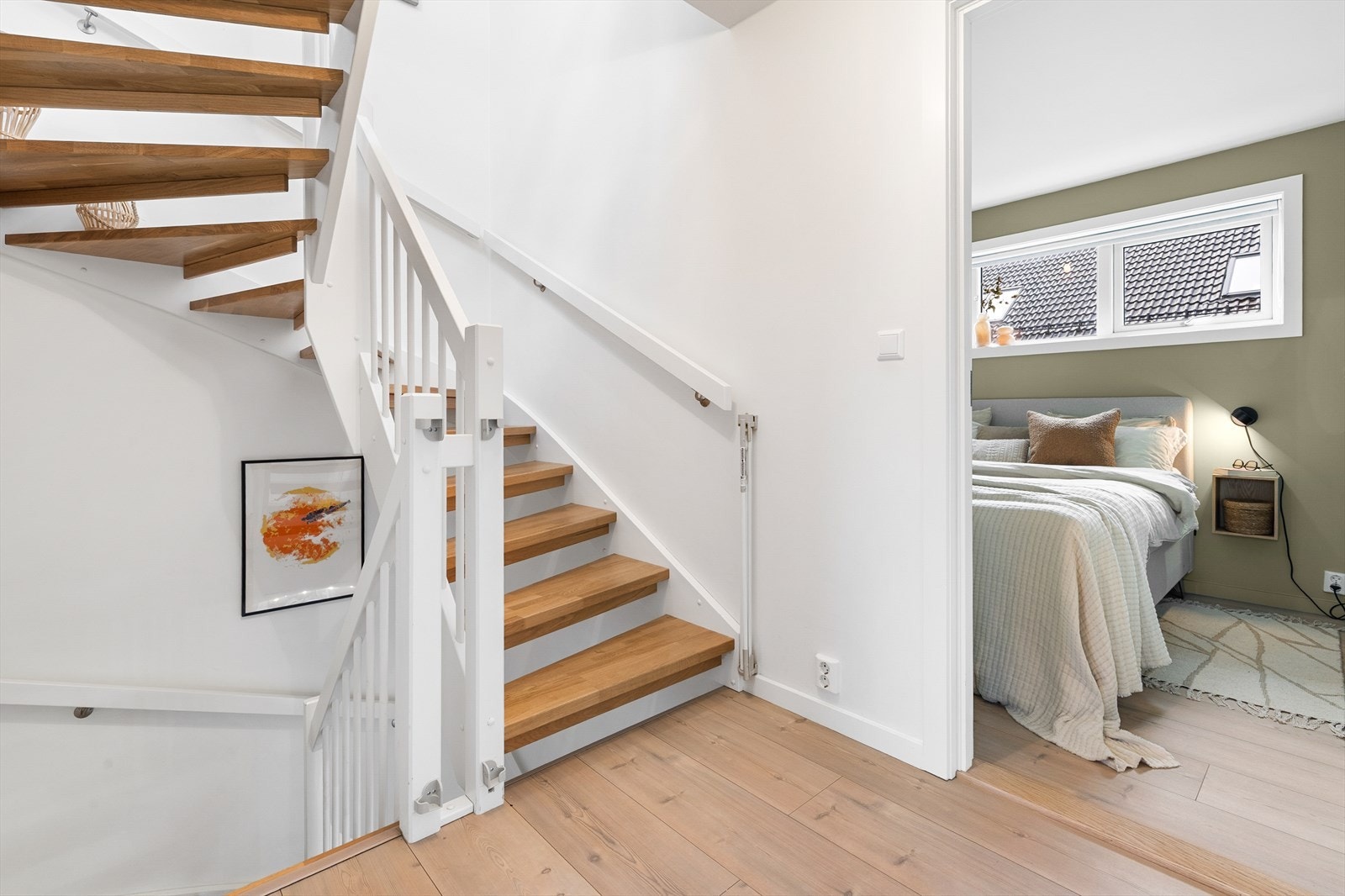 Boligens 2. etasje inneholder tre soverom og bad Galleribilde