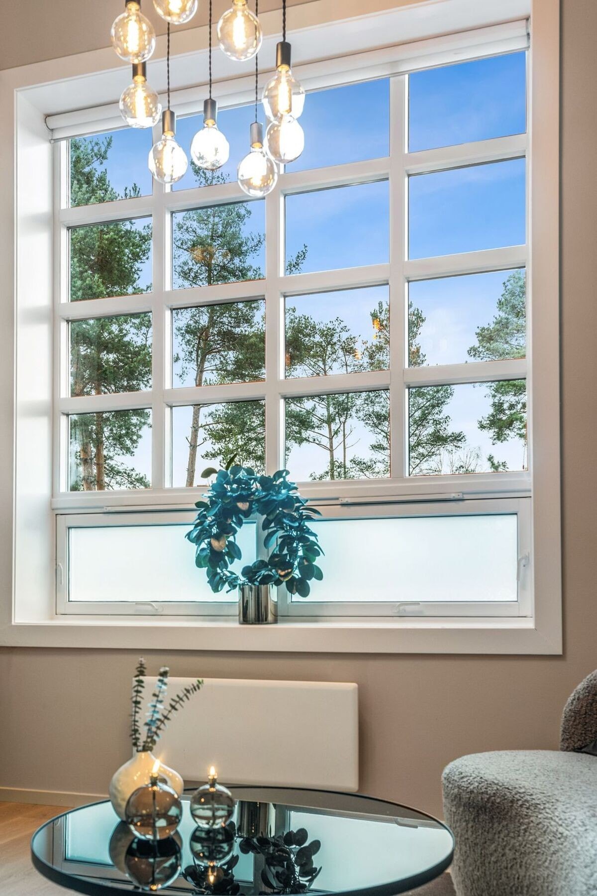 Store industrivinduer gir samtidig rikelig med naturlig lys inn i leiligheten. Galleribilde