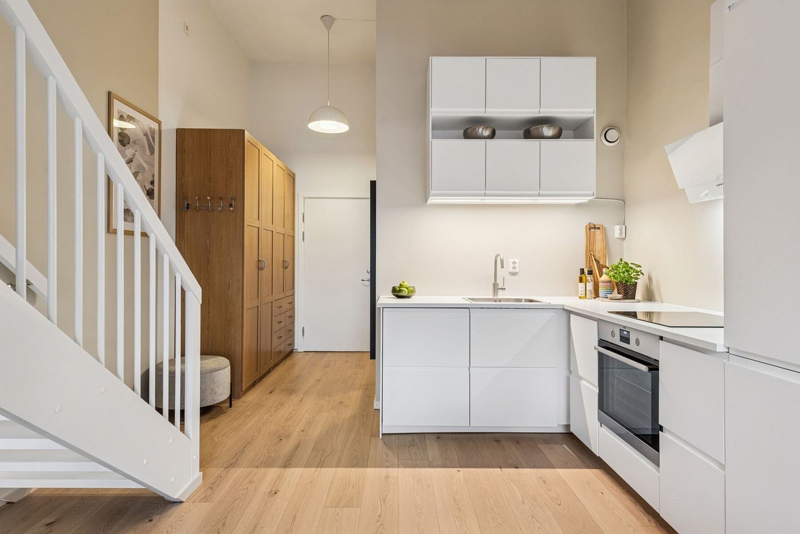 Innredningen er fra IKEA og har tidløse hvite glatte fronter kombinert med en laminat benkeplate. Galleribilde