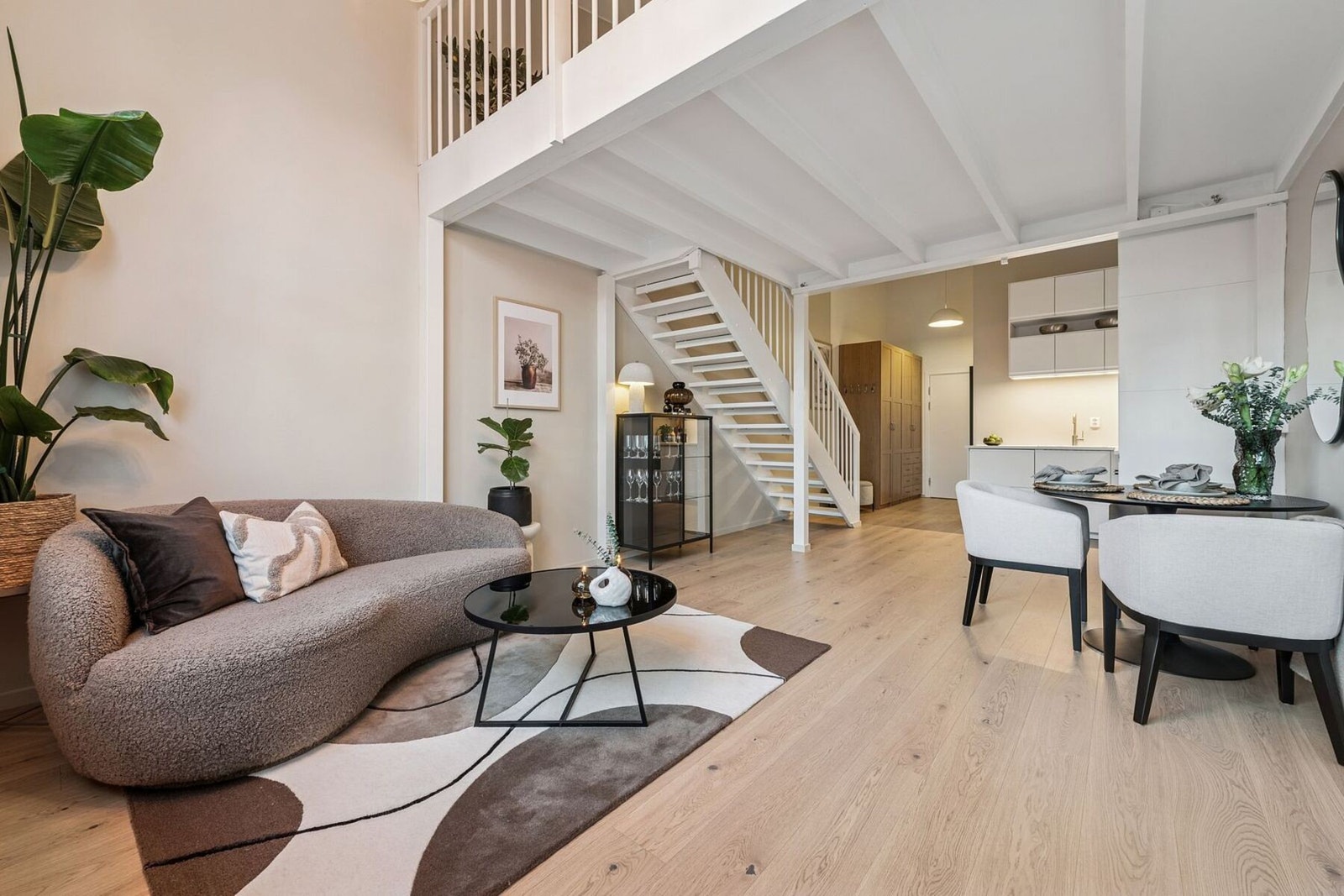 Store vindusflater, spennende takhøyde og egen mesanin - elegant kombinert med moderne komfort - gjør dette til en bolig utenom det vanlige. Galleribilde