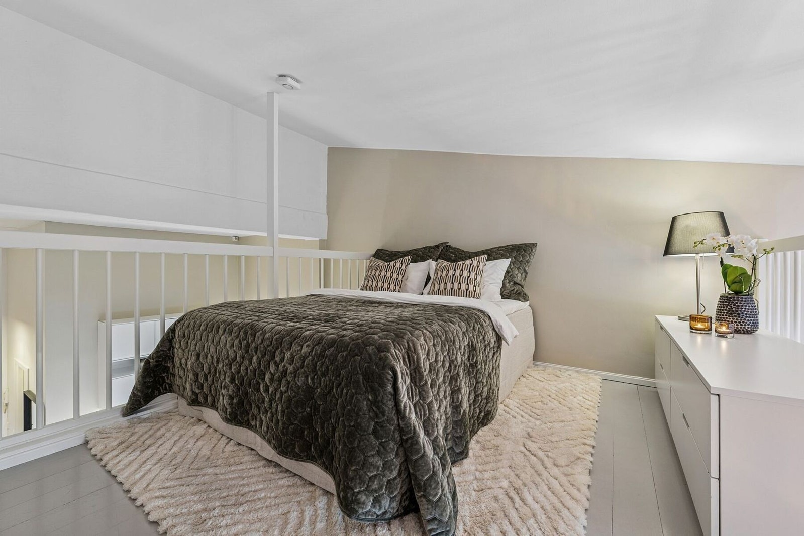 Soveplassen er romslig og er i dag innredet med 160 cm bred seng, med god plass til både større seng og øvrig møblement etter eget ønske. Galleribilde