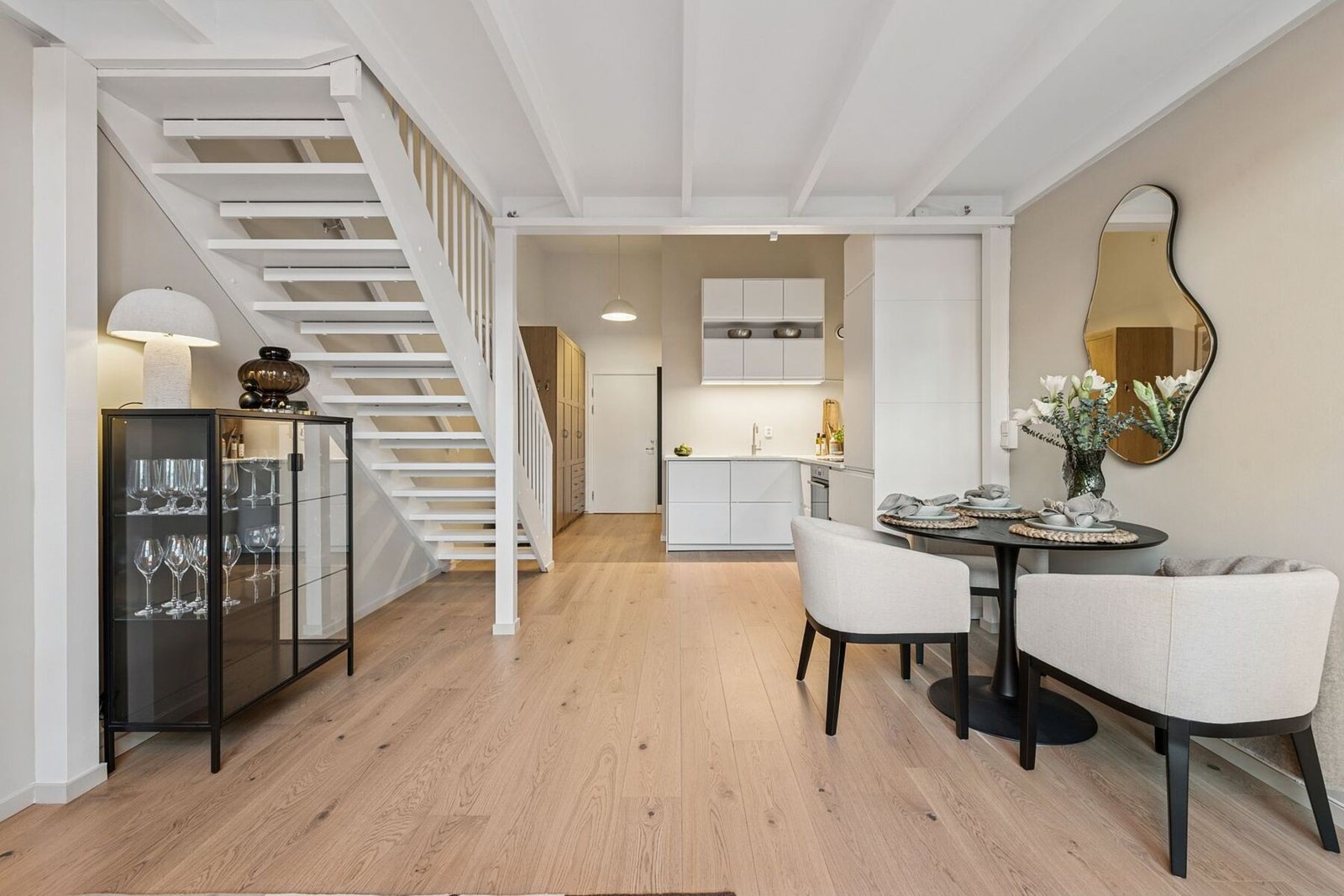 Allrommet er pusset opp med ny 1-stavs parkett og nymalte overflater i 2025. Alt smakfullt innredet i avstemte farger. Galleribilde