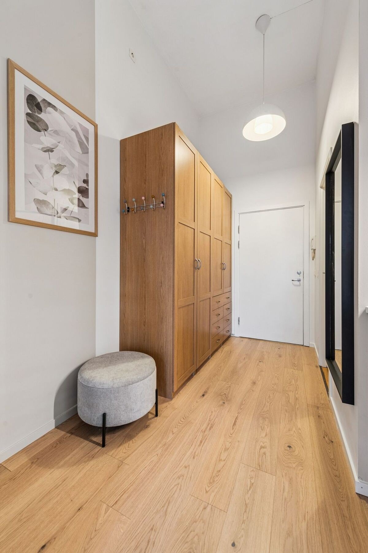 I entréen har du romslig garderobe i form av to doble skap med god oppbevaringsplass. Galleribilde