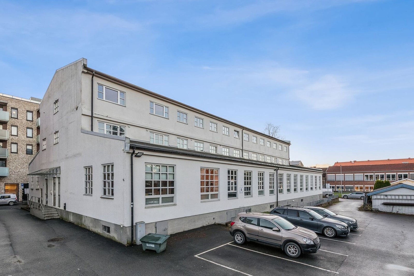 Bygningen ble ført opp i 1934 som fabrikkbygning og ombygd til leiligheter i 1998/1999. Leiligheten ligger i høy 1. etasje. Parkering for beboere og gjester på egen gårdsplass. Galleribilde