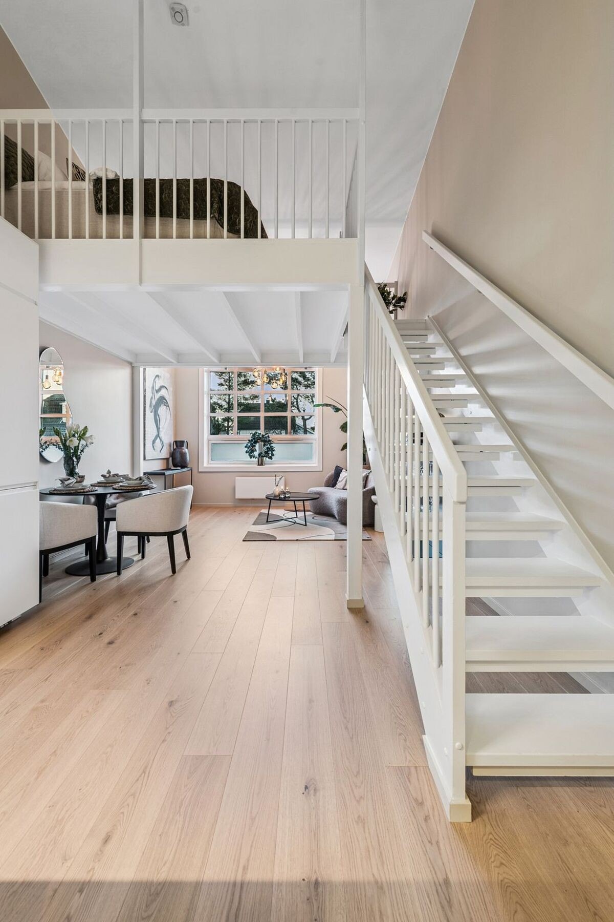 Leiligheten har en praktisk mesaninløsning med hems som benyttes som soveplass. Galleribilde