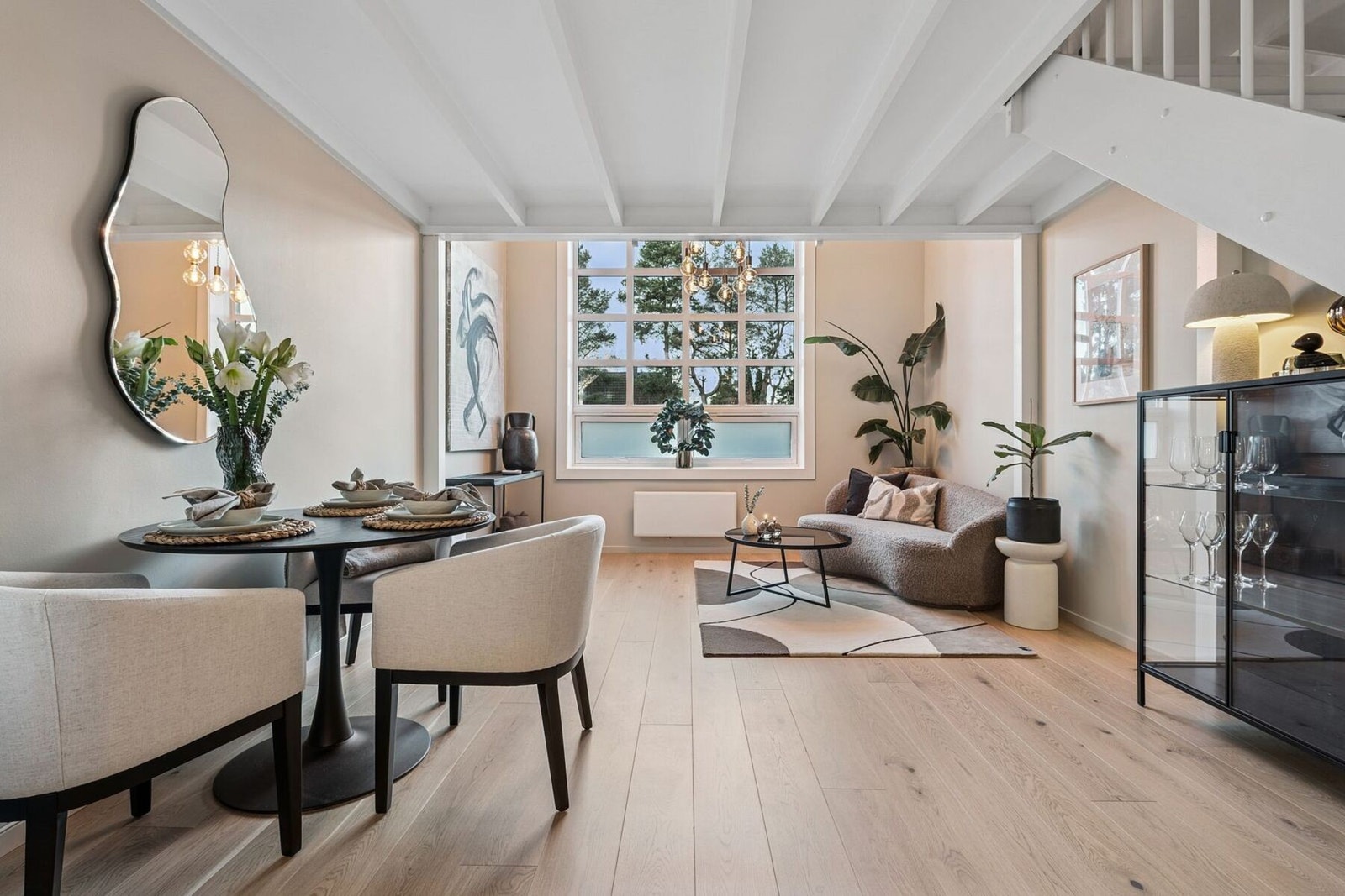 Atmosfæren oppleves som innbydende - like godt egnet for sosiale sammenkomster som for rolige stunder i eget selskap. Galleribilde