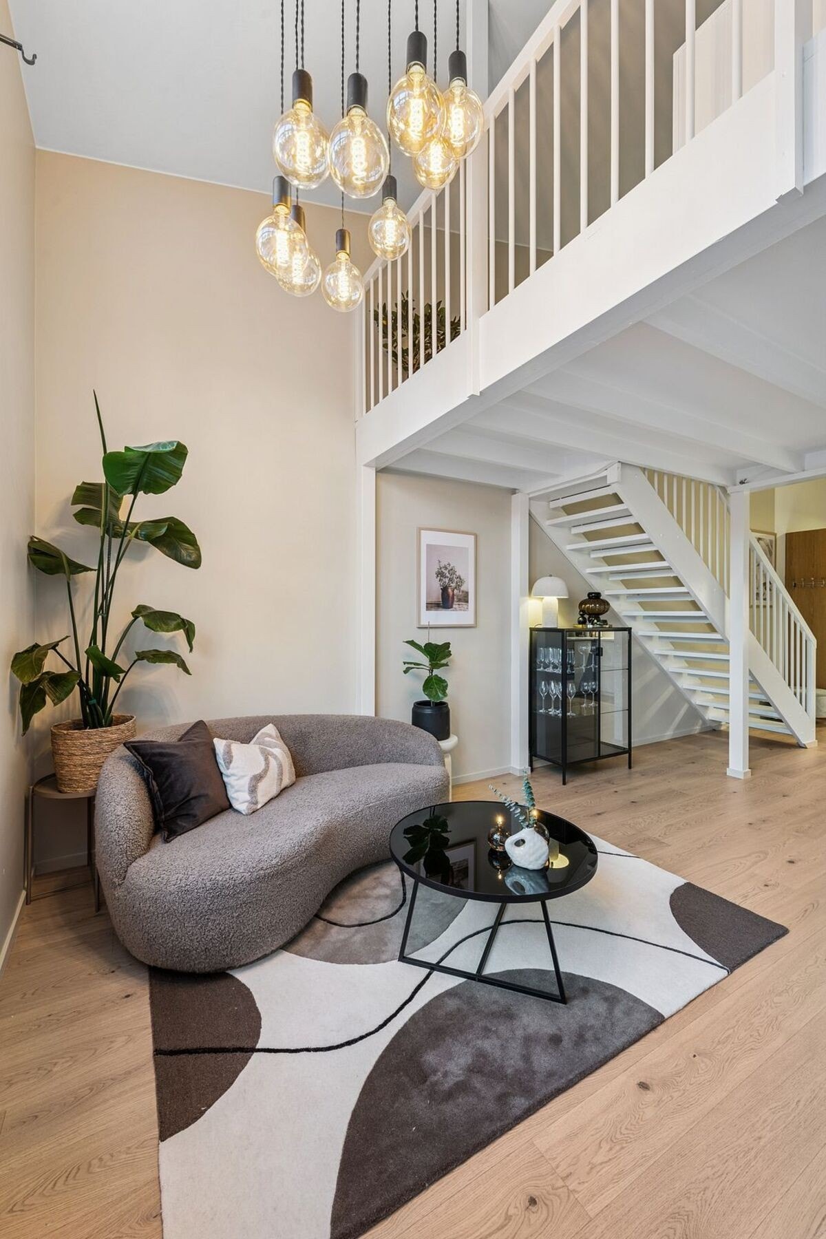 Legg merke til takhøyden på nesten 5 meter som skaper en imponerende luftig romfølelse. Galleribilde