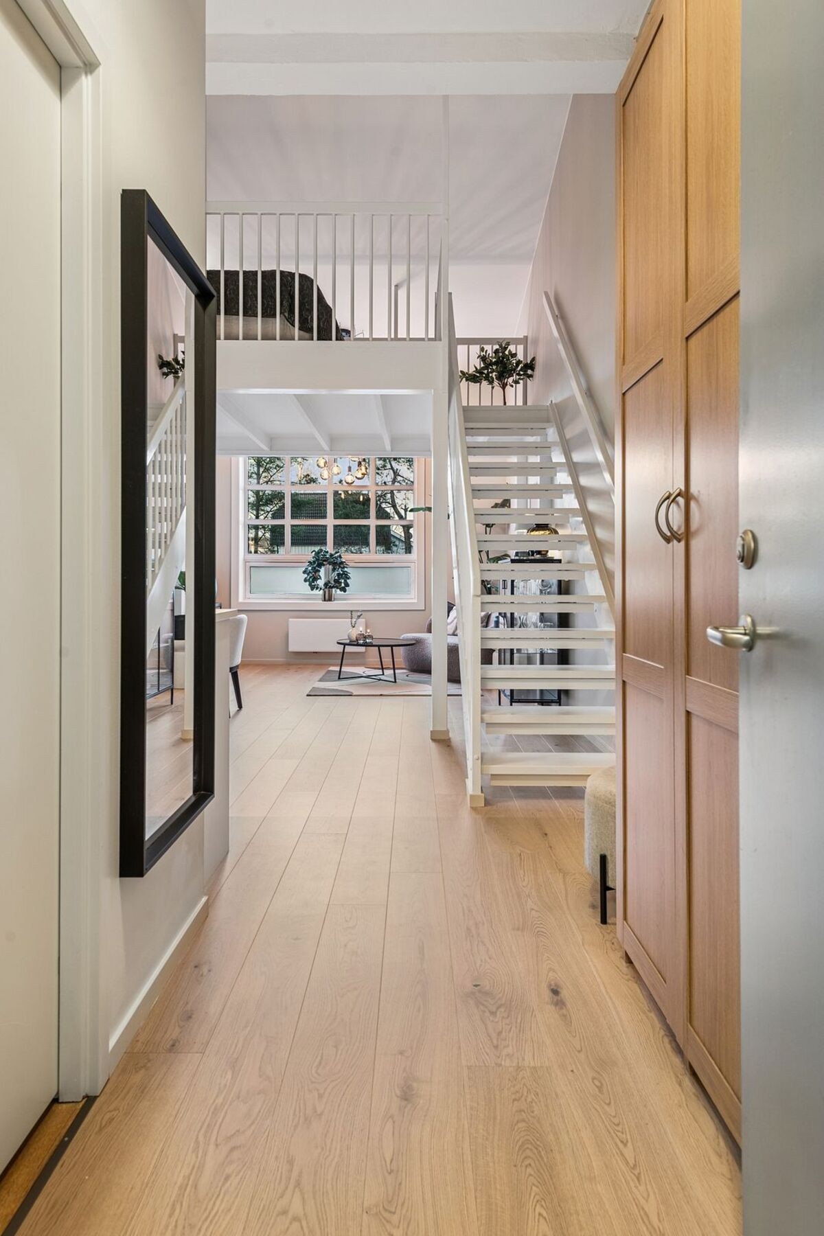 Innvendig møtes du av en lys og luftig entré som gir en hyggelig velkomst inn i boligen. Galleribilde