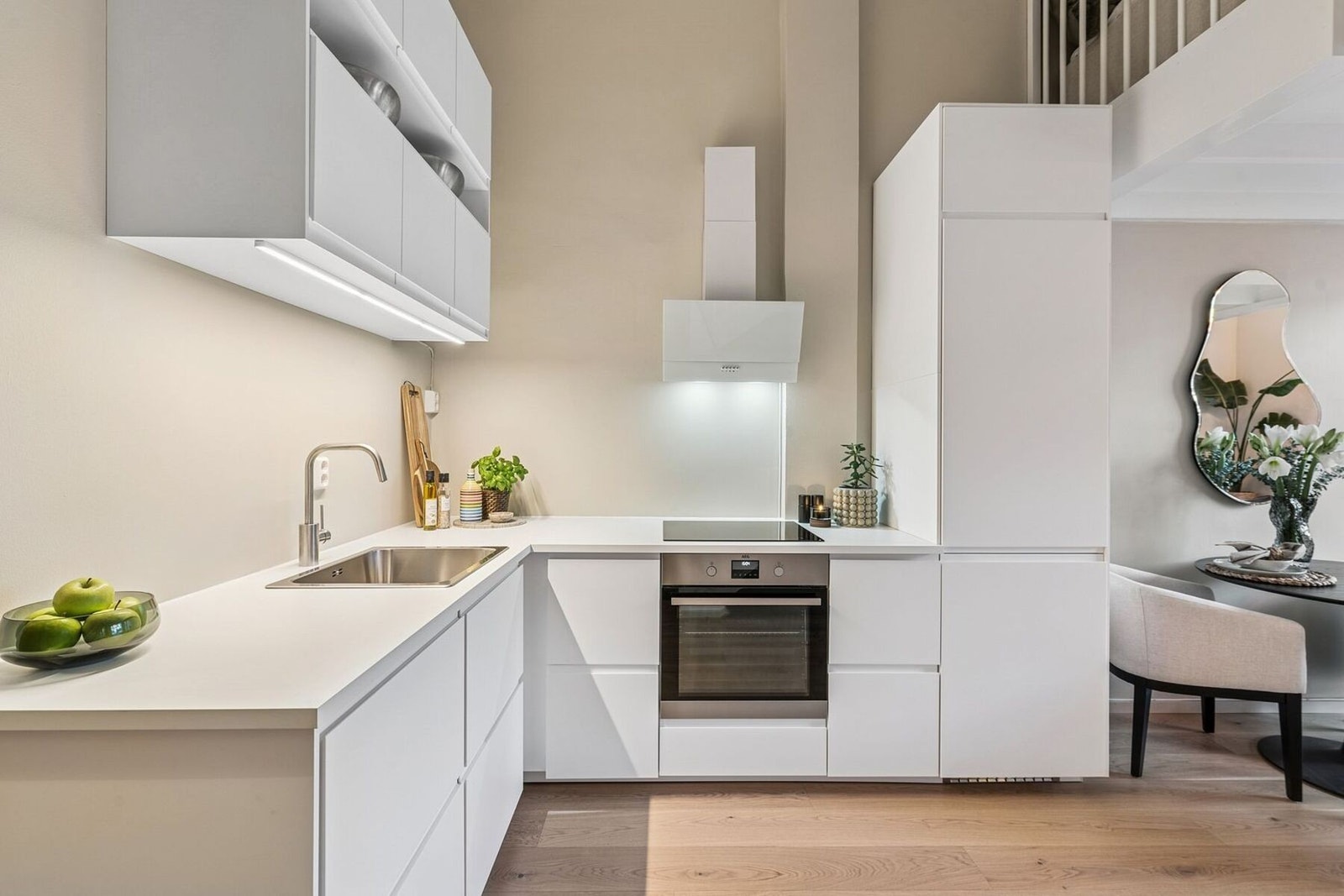 Kjøkkenet har ny, moderne innredning fra 2025 som ikke er tatt i bruk - her får du gleden av å være den første. Galleribilde