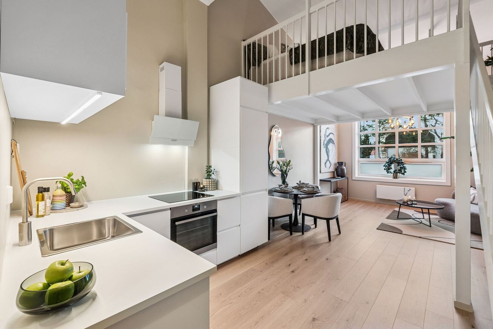 Velkommen til Nannestadgata 1 - en unik studioleilighet i tidligere fabrikkbygg som byr på urban industrisjarm med historisk særpreg - midt i sentrum av Lillestrøm! Foto: EFKT Boligfoto Galleribilde