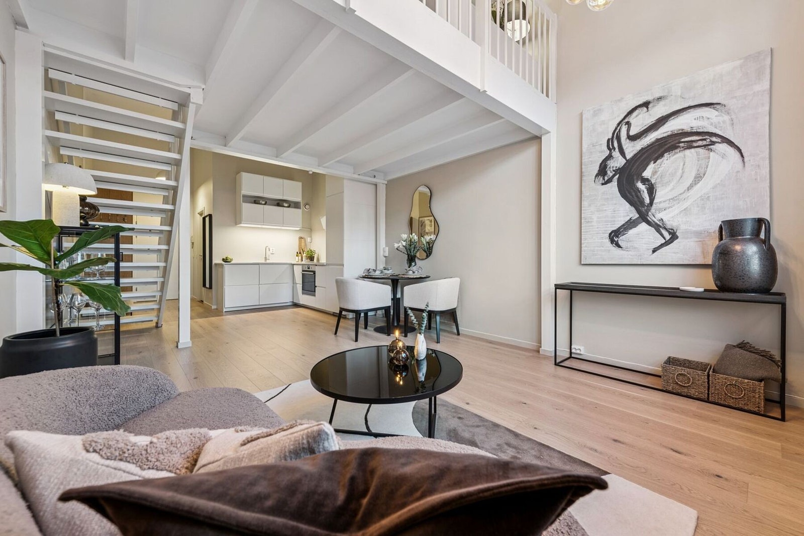 Stuen og kjøkkenet ligger i en åpen løsning, samtidig som kjøkkenet er plassert i en egen sone av allrommet. Galleribilde