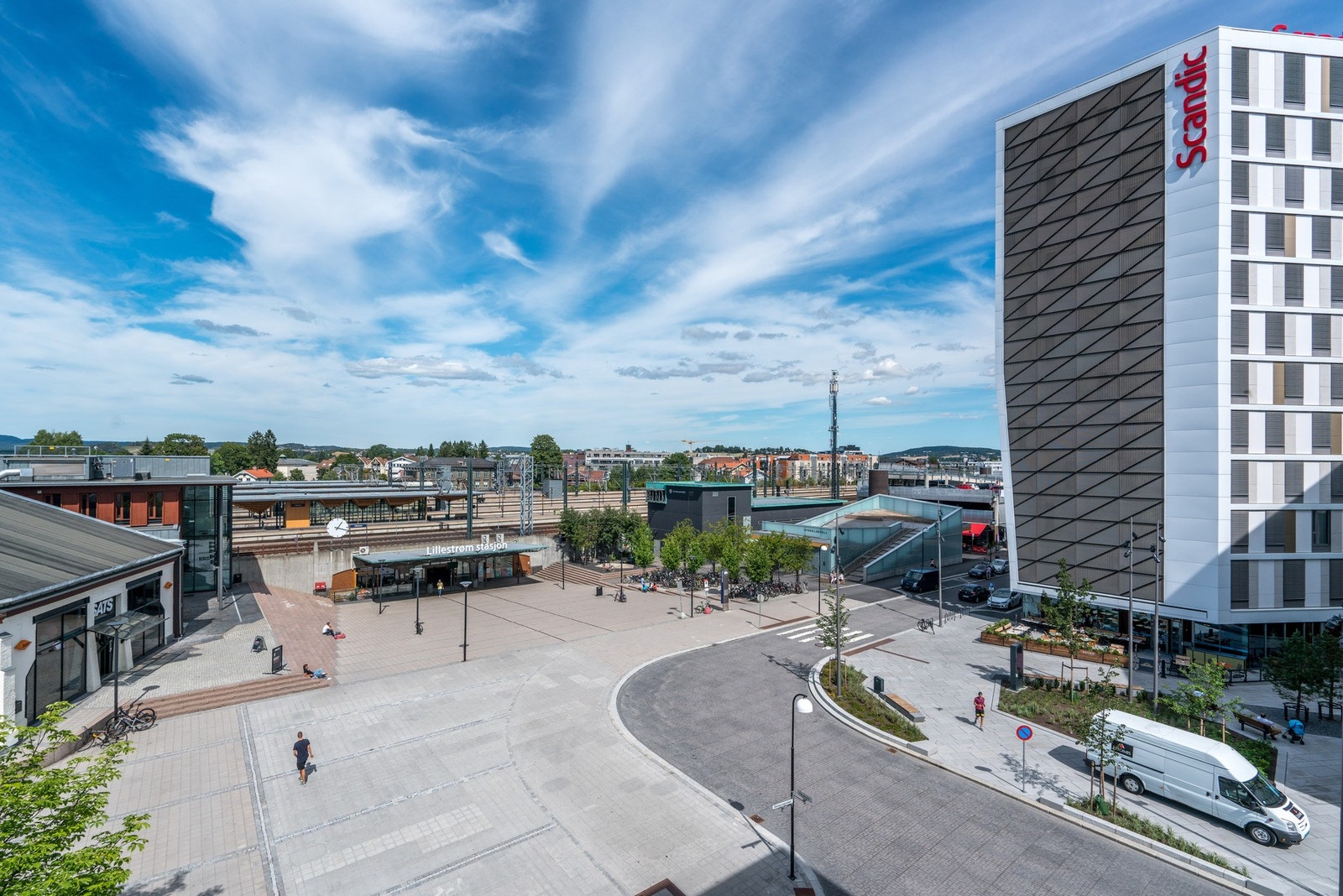 Fra Lillestrøm kollektivterminal tar det kun 10 minutter med direkte tog til Oslo S, og flytoget frakter deg til Gardermoen på bare 12 minutter. Galleribilde