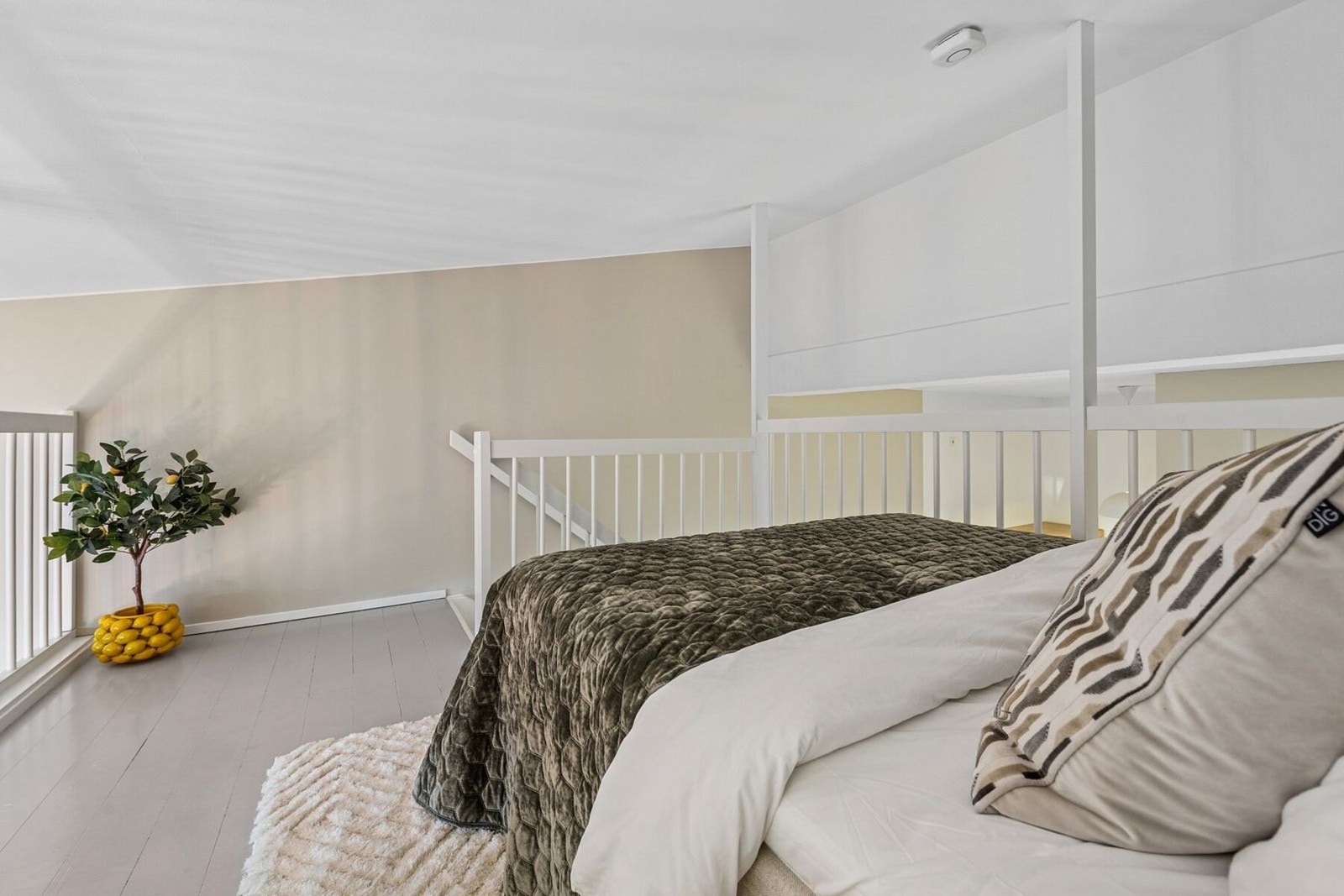 Hemsen har et gulvareal på ca. 10 kvm og takhøyde mellom 1.54 og 2.16 m. Galleribilde