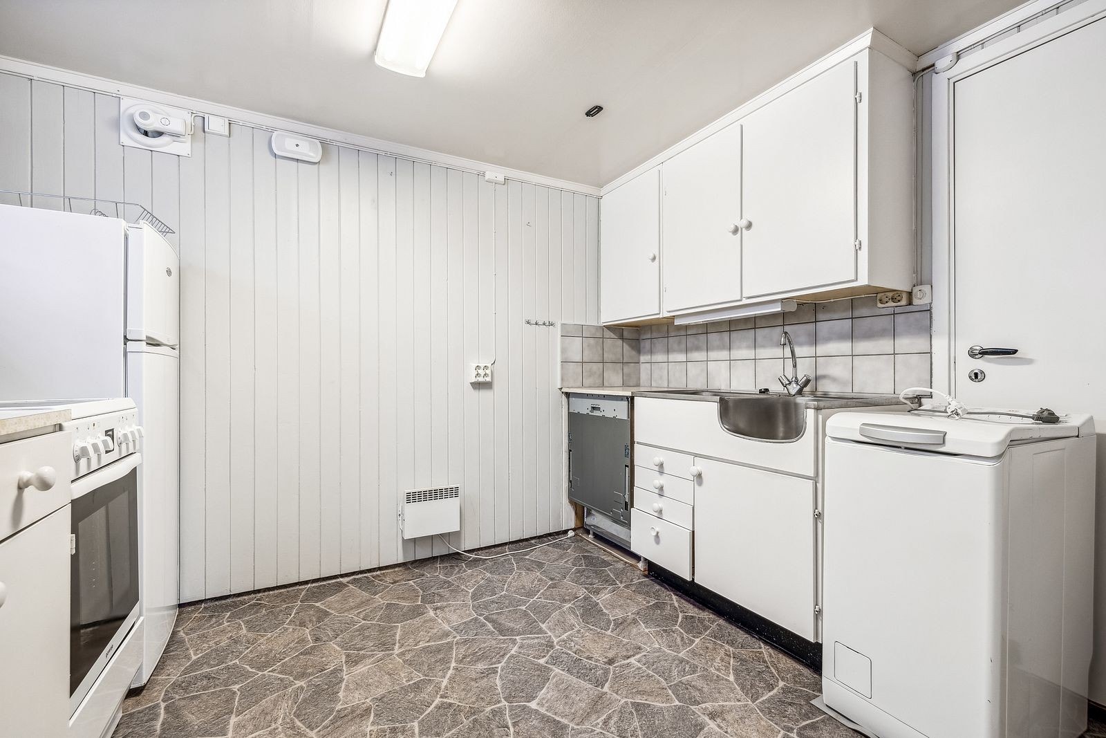 Vaskemaskin plassert på kjøkkenet. Galleribilde