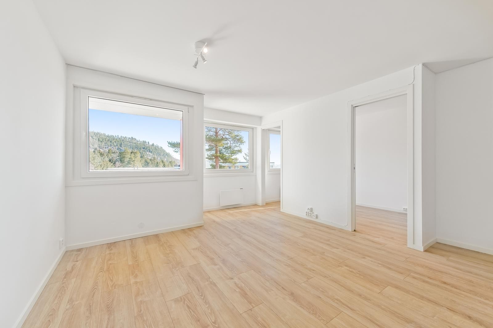 Stue med åpen løsning mot kjøkken Galleribilde