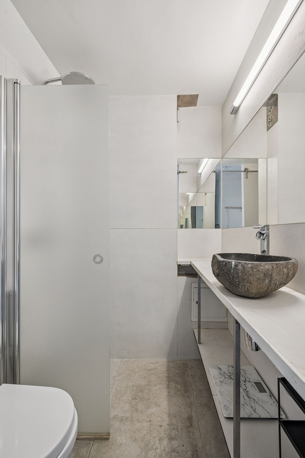 Baderom | Romslig og delikat bad med varmekabler i gulvet Galleribilde